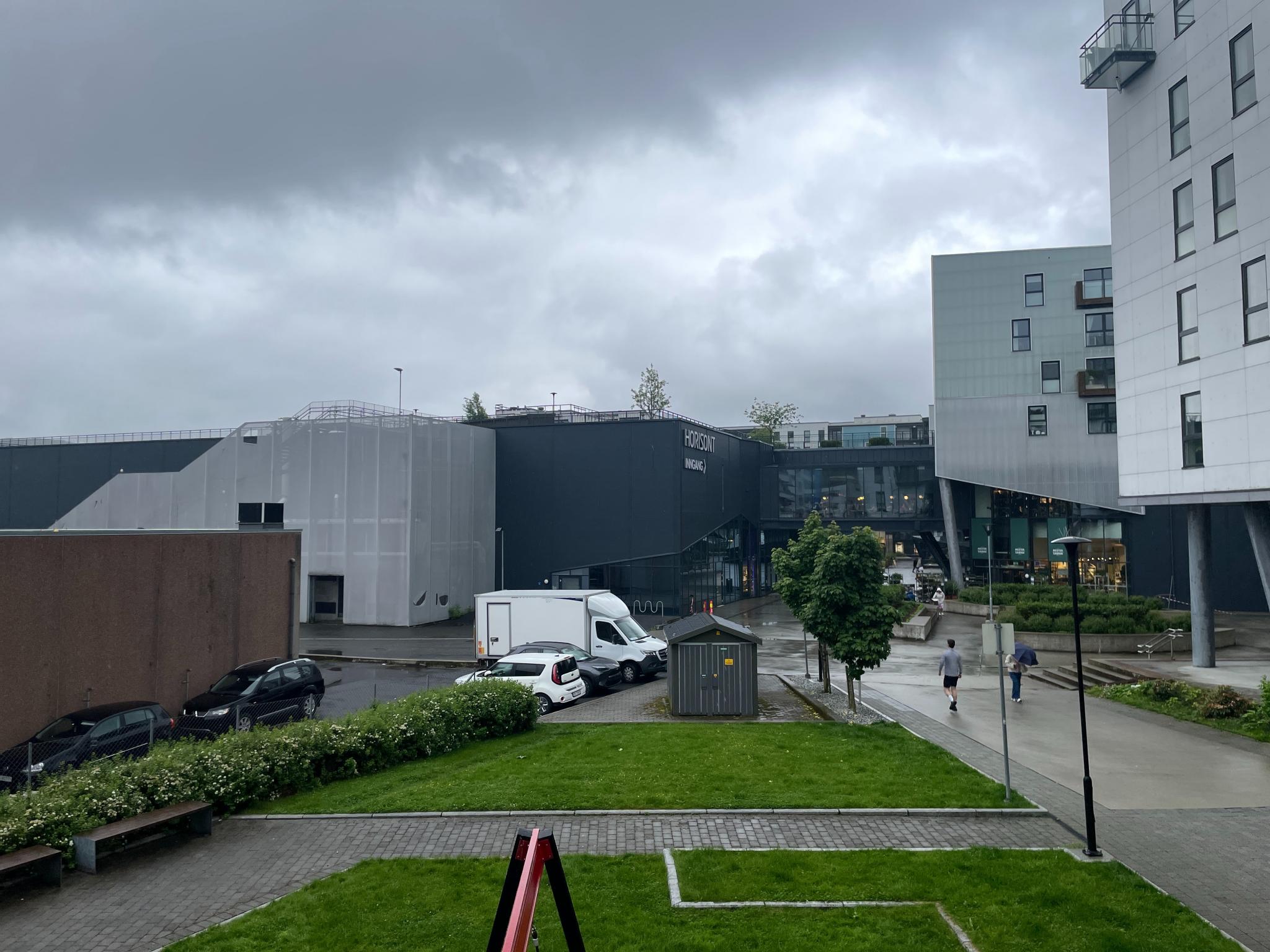 Skal du bo i Åsane finnes det ikke en mer sentral beliggenhet enn leiligheten. Som nabo med Horisont har du alt du trenger like ved og alltid en buss med hyppige avganger. 