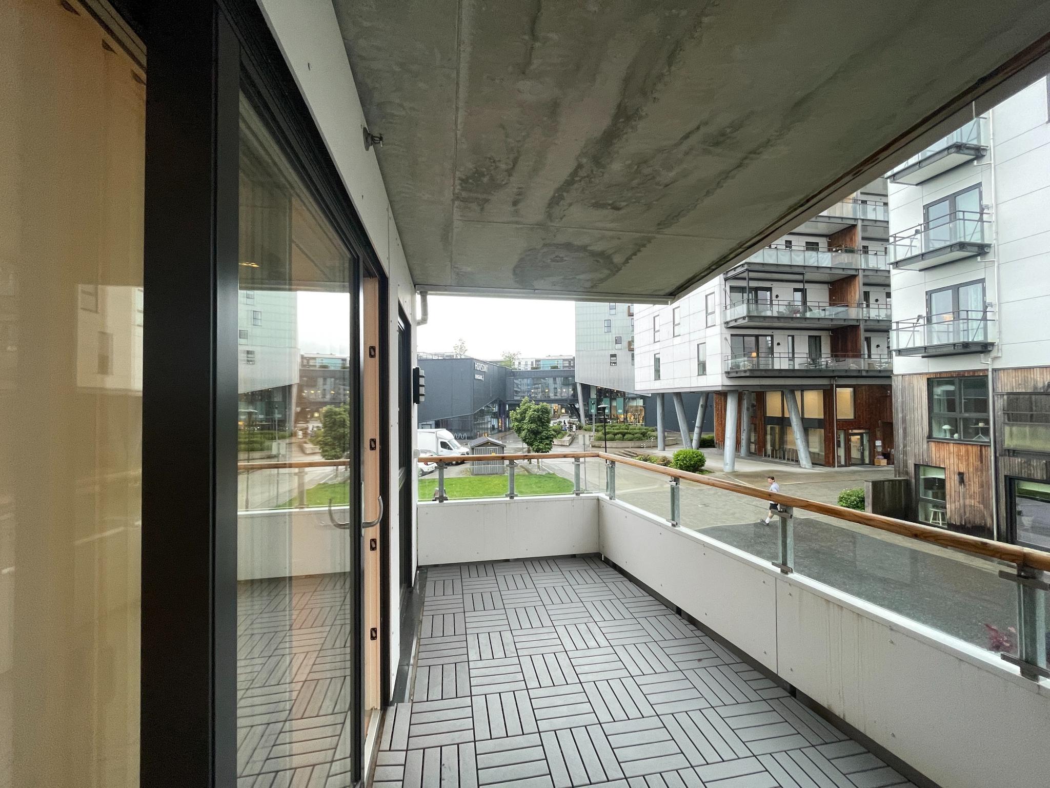 Skal du bo i Åsane finnes det ikke en mer sentral beliggenhet enn leiligheten. Som nabo med Horisont har du alt du trenger like ved og alltid en buss med hyppige avganger. 