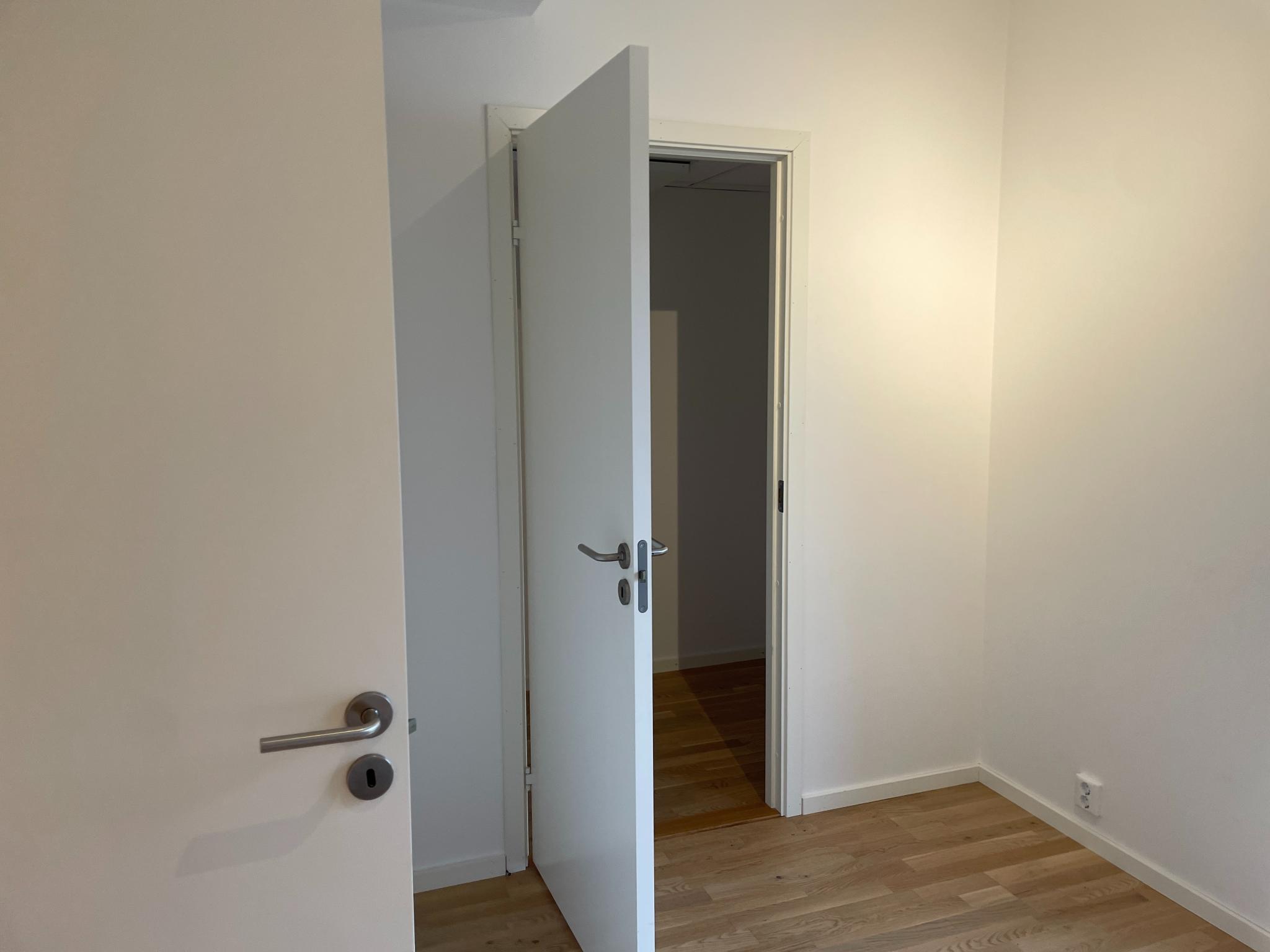 Fra soverom 1 er det bod som benyttes som walk-in closet eller oppbevaringsrom. 