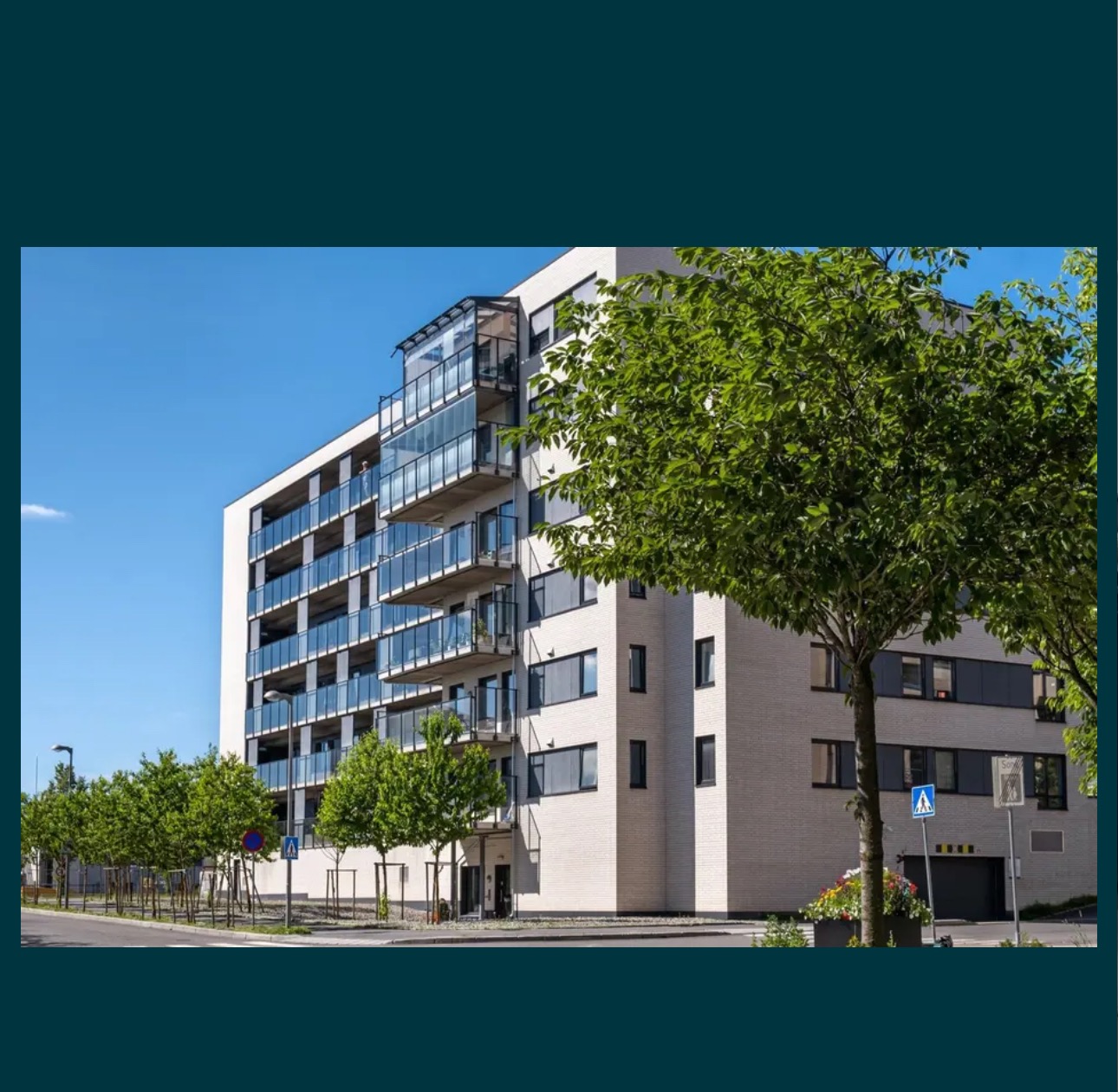 Inngang og garasje anlegg på gateplan 