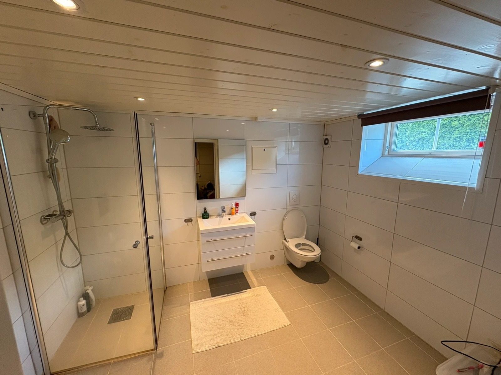 Pent stort bad med gulvvarme