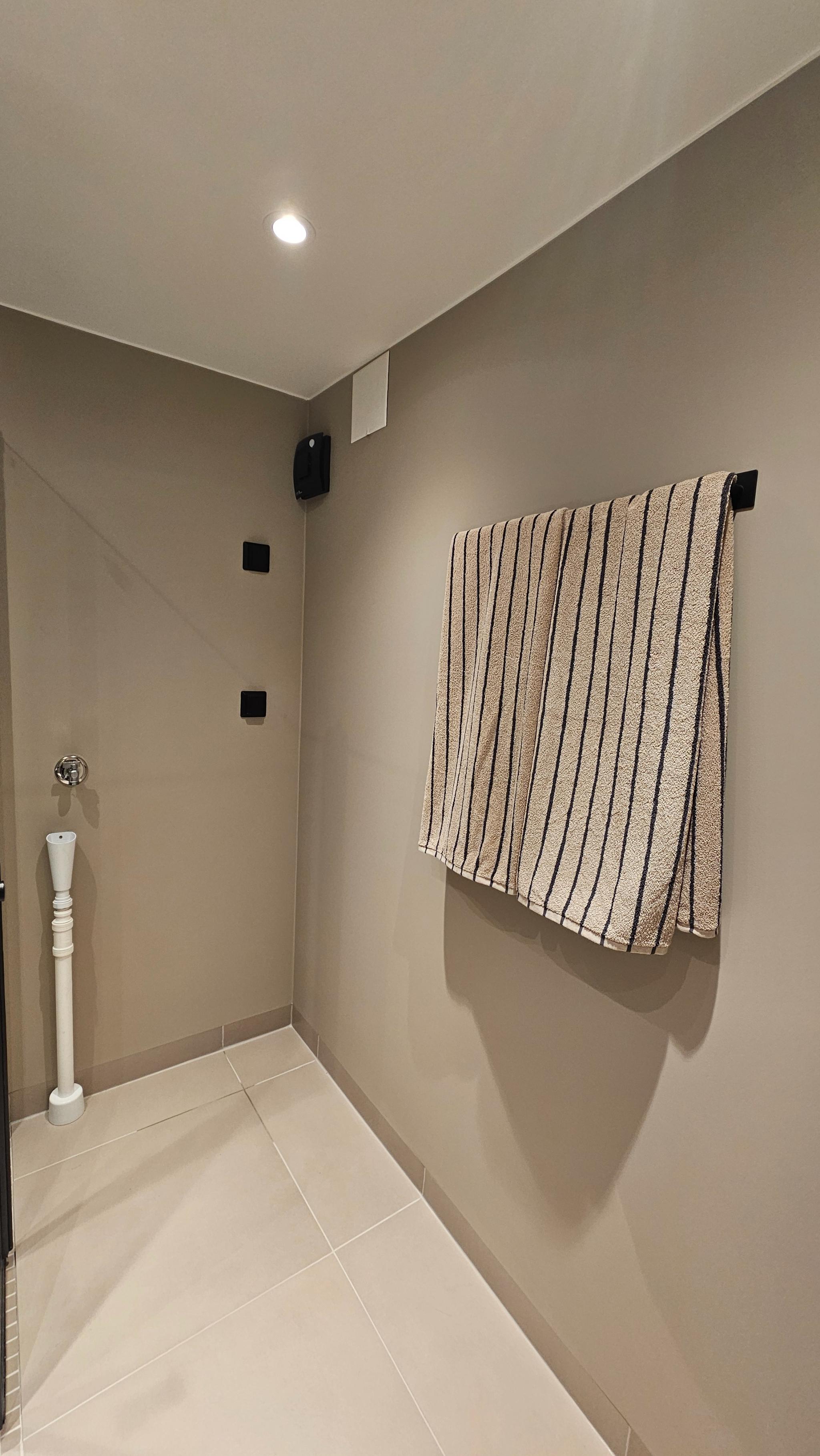 Bad med opplegg for vaskemaskin og tørketrommel 