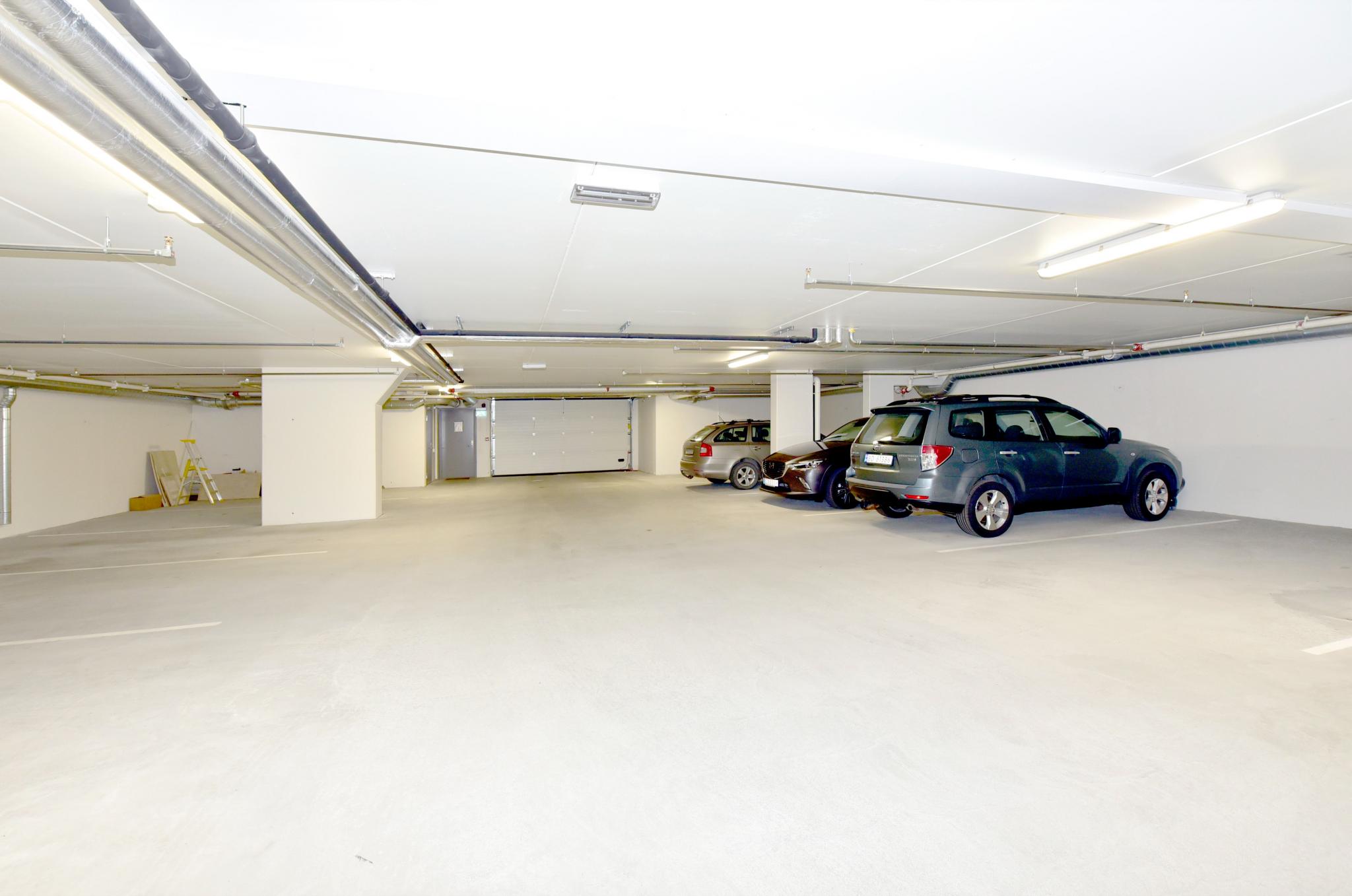 Garasjeanlegg med lademuligheter og tilgang til heis
Egen garasjeplass til leilighet