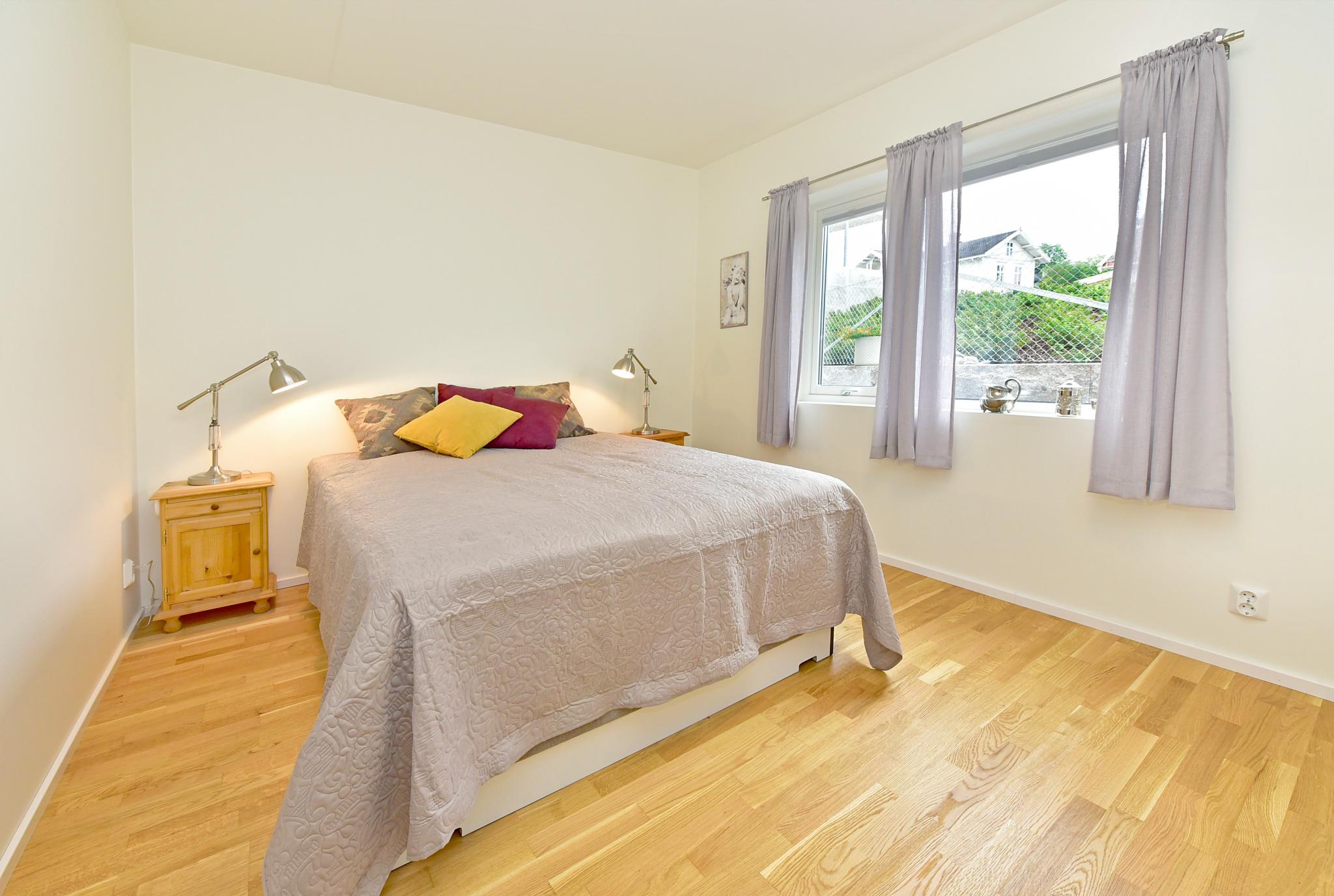 Hovedsoverom med god plass.
Stor skyvedørsgarderobe (motsatt side av seng)
