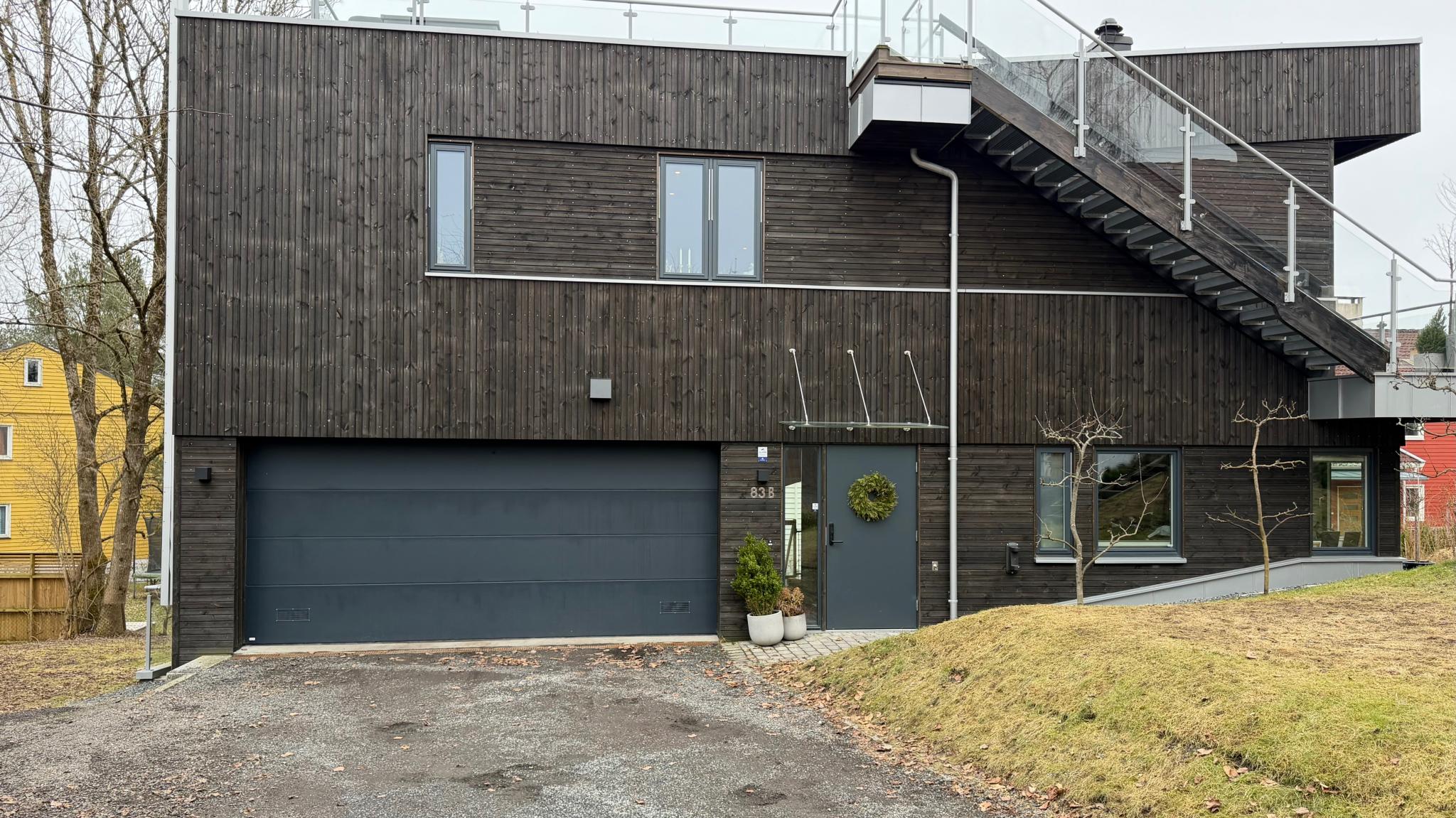 Egen inngang til venstre for garasjen
