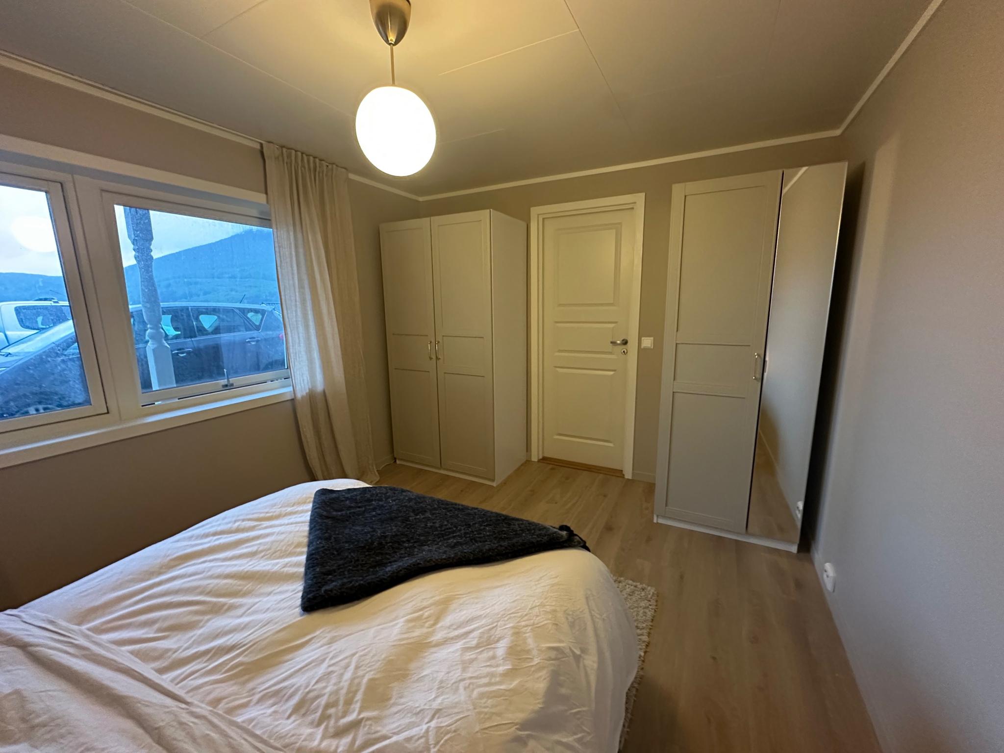 Garderobeskap følger med.