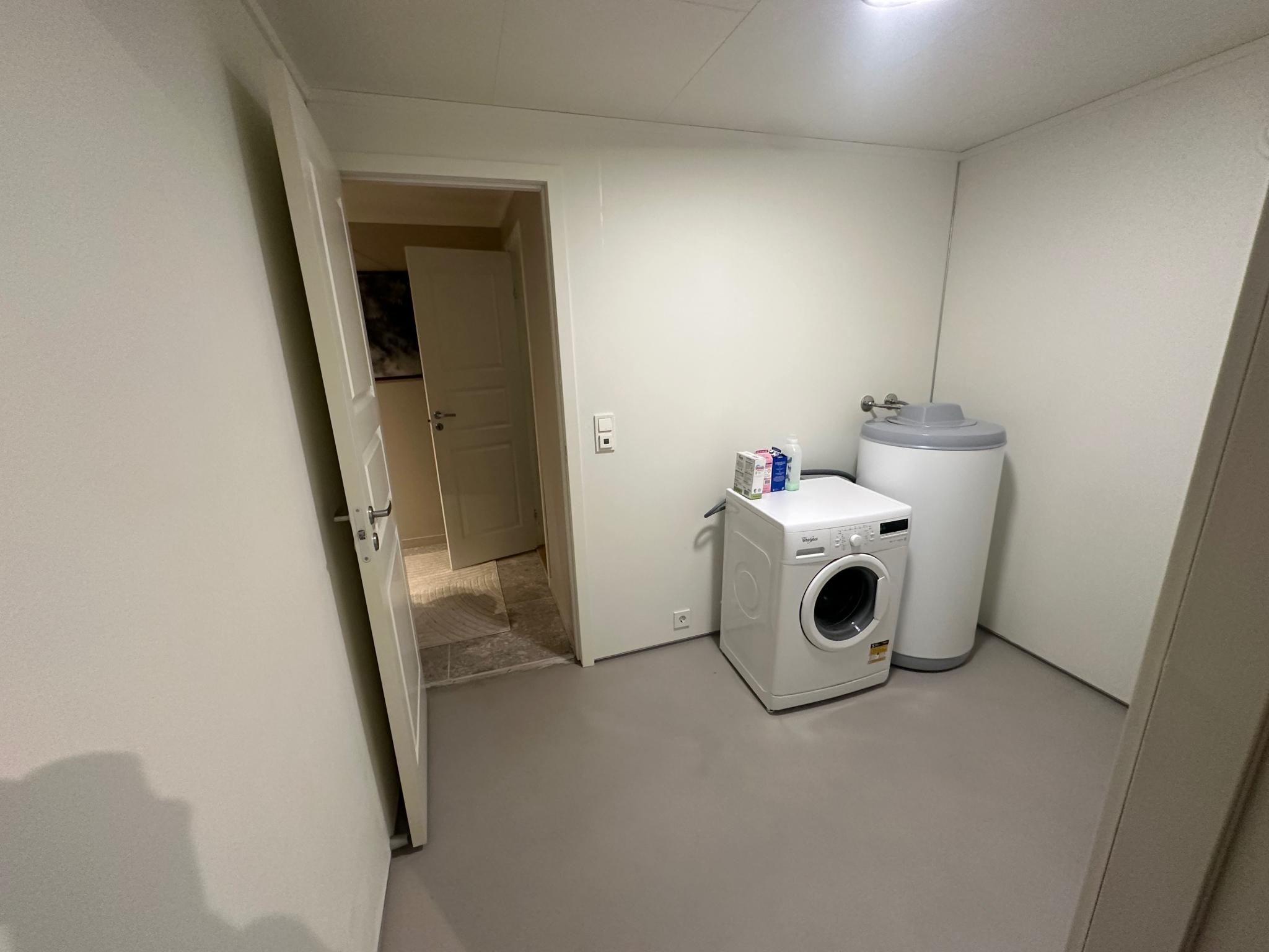 Vaskerom 5kvm. Mulighet for tørketrommel. Bildet er tatt fra bod.