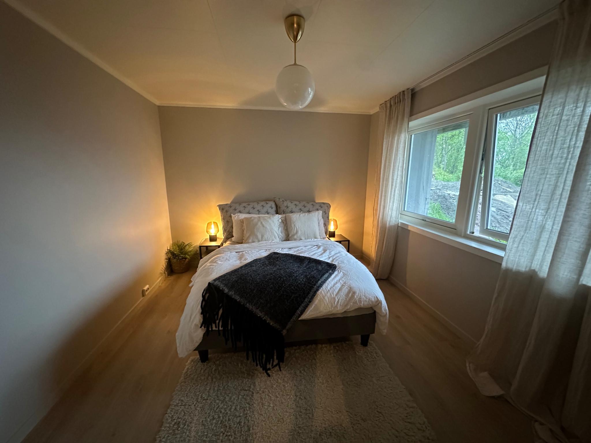 Soverom 12kvm. På bildet er det 140cm seng.