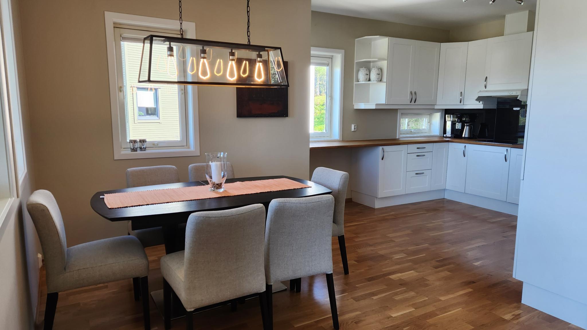 Spisebord og kjøkken