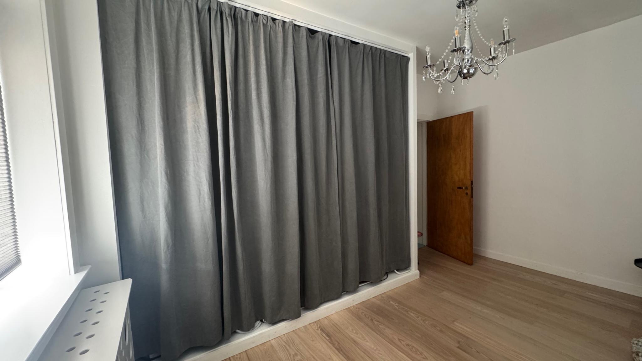 Garderobe på Soverom 1. Trådkurver og klesstang inni. 