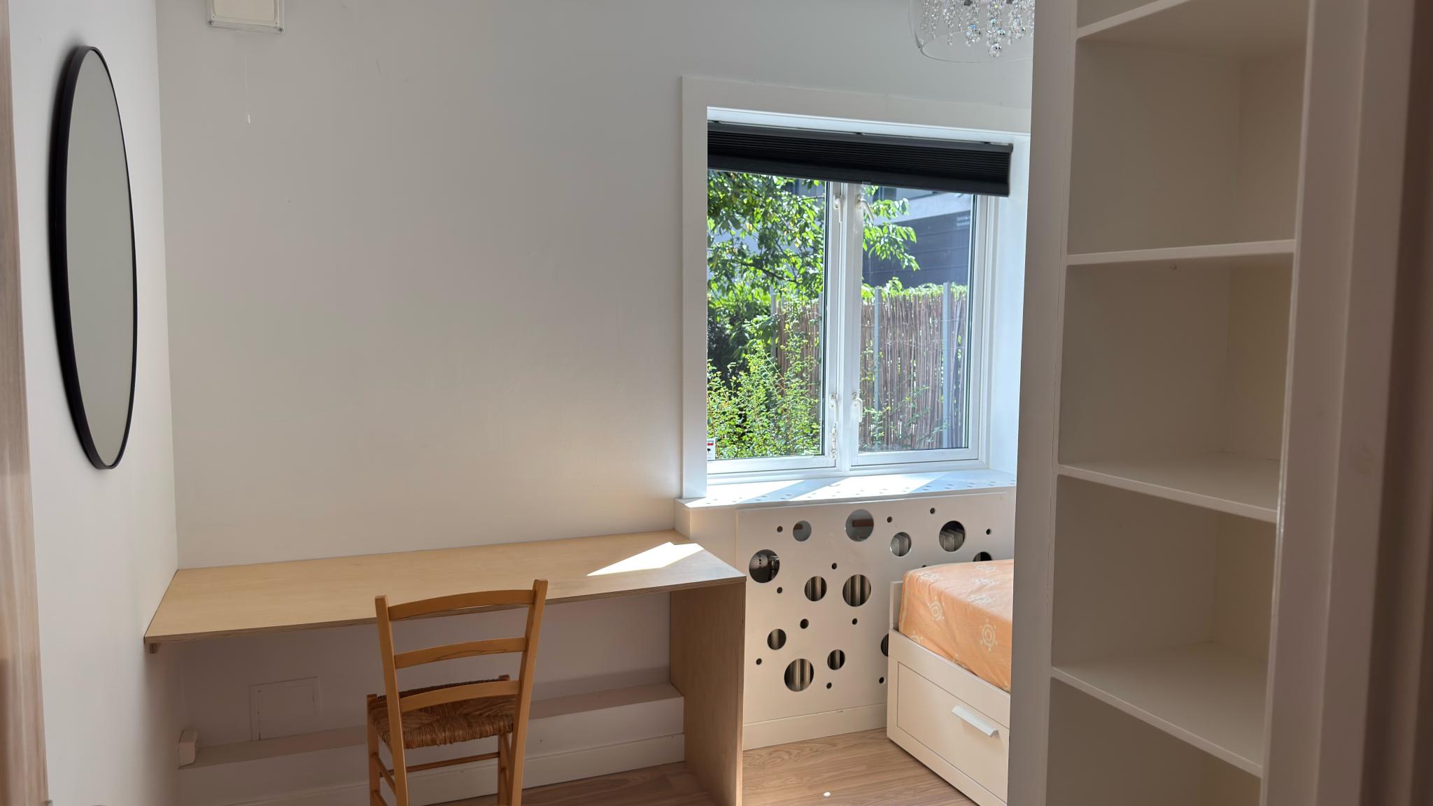 Soverom 2 med plassbygget pult.