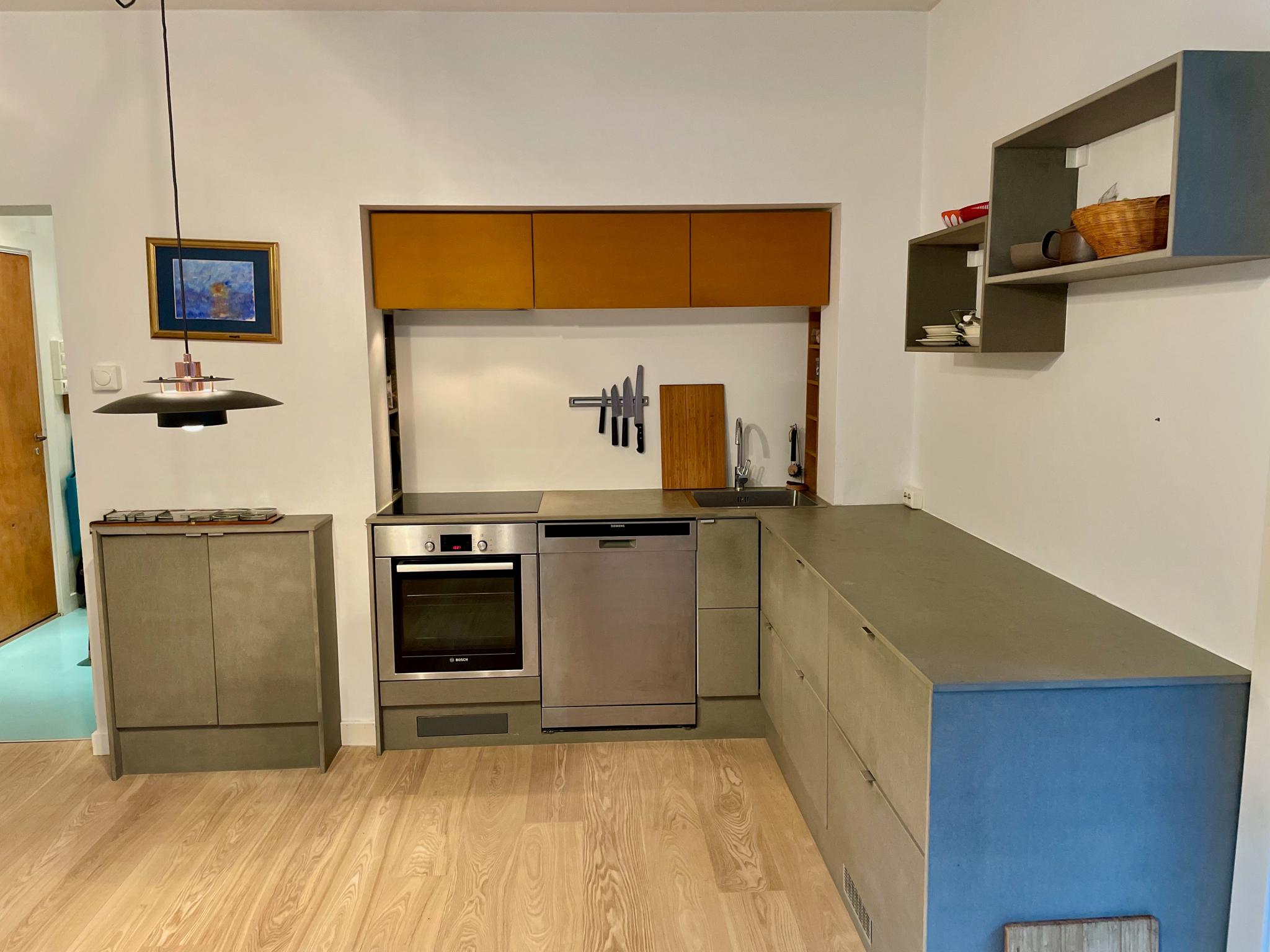 Kjøkken med kjøleskuff