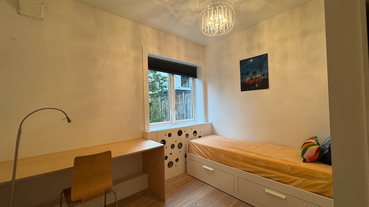 Soverom 2, seng og pult medfølger. (kan bli 160 cm bred). 