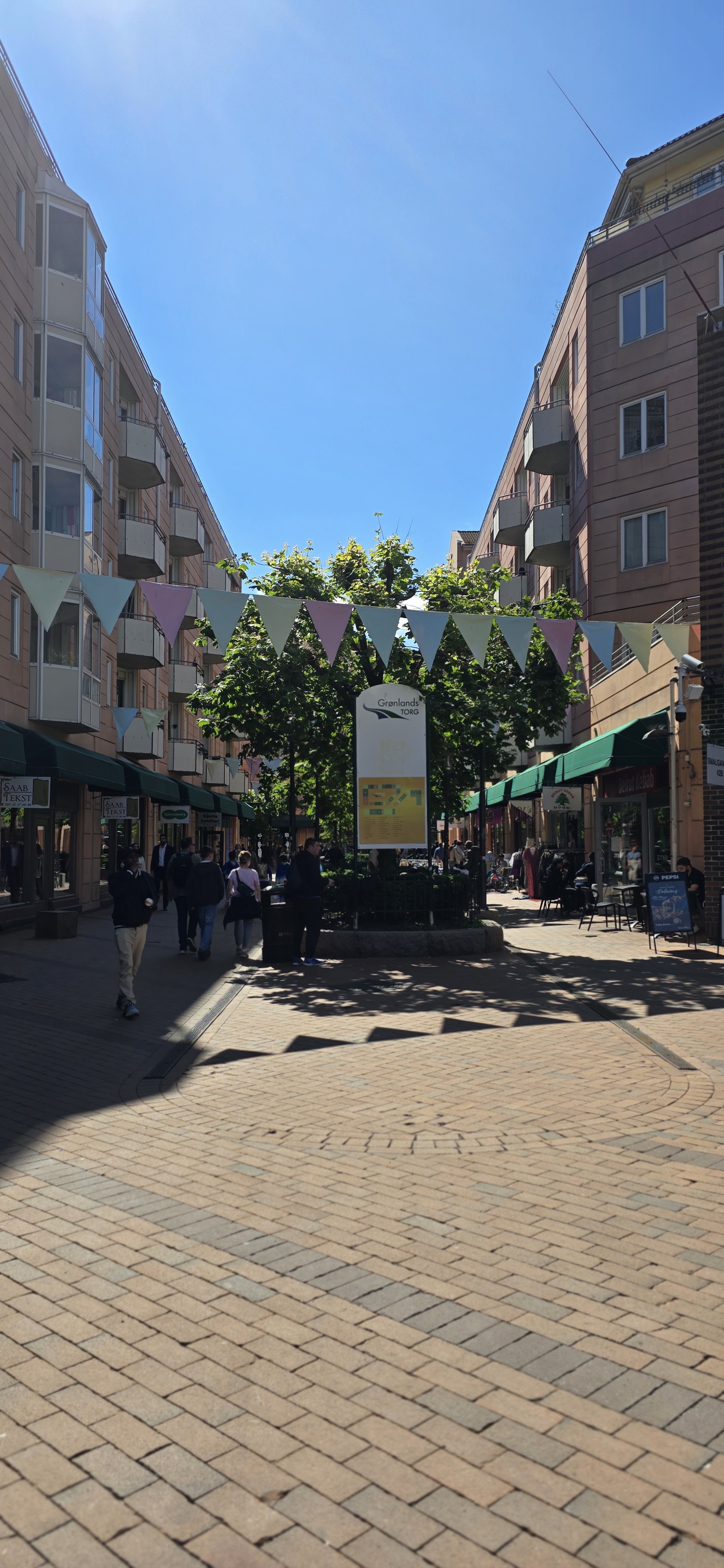 Du vil bo i umiddelbar nærhet til pulserende Grønland Torg, et sjarmerende byrom med yrende liv, sjarmerende butikker og hyggelige kafeer.