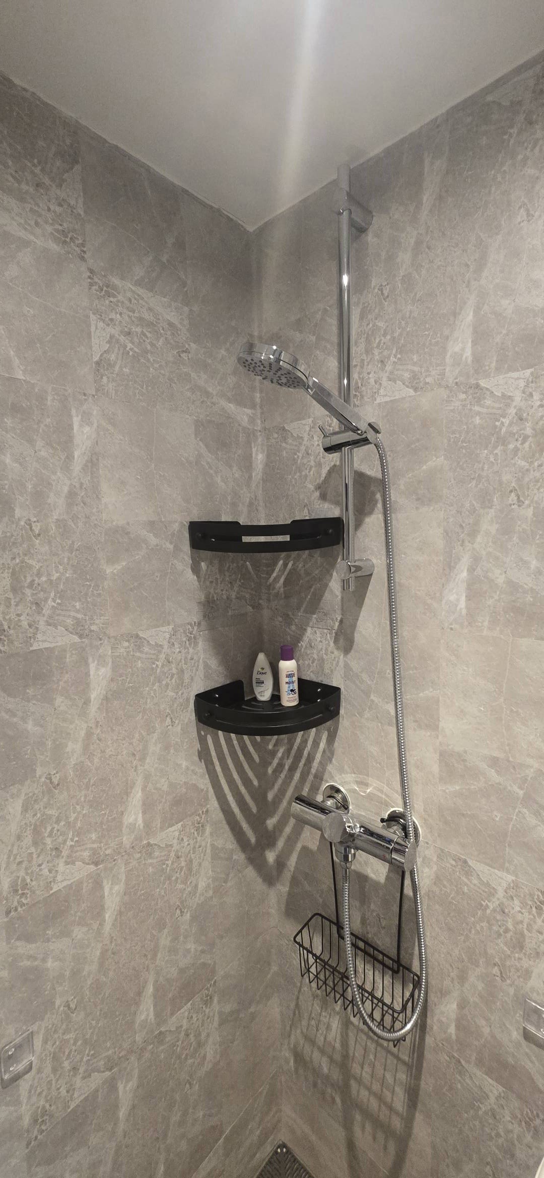 Badet har varmekabler i gulvet som er spesielt behagelig på kjølige morgener. 