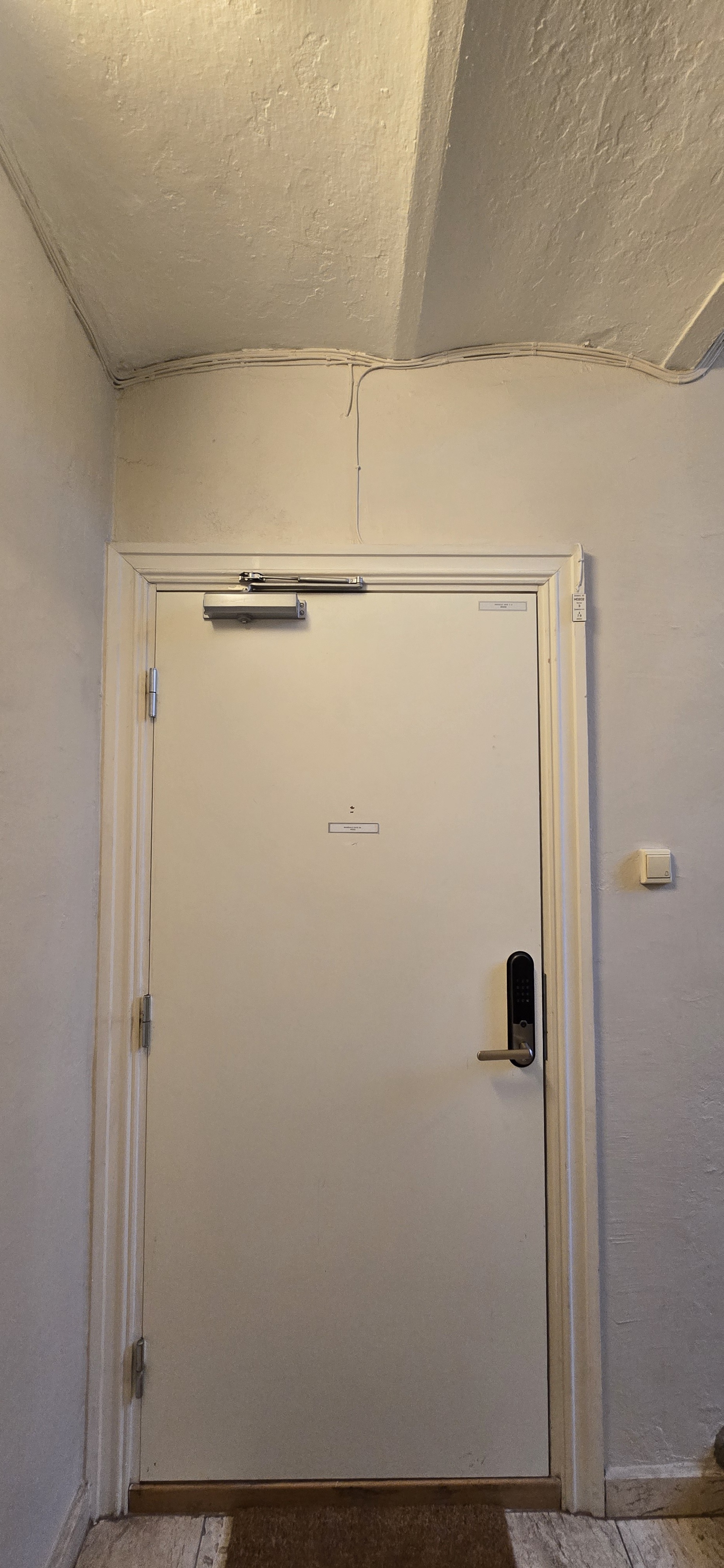 ytterdør med nøkkelfri lås