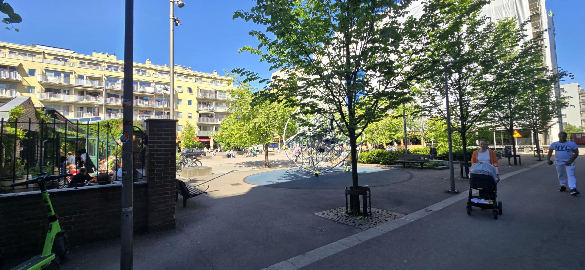 Kun en kort spasertur unna finner du også Teaterkvartalet, et grønt og innbydende byrom perfekt for avslapping, lek og sosiale sammenkomster.
