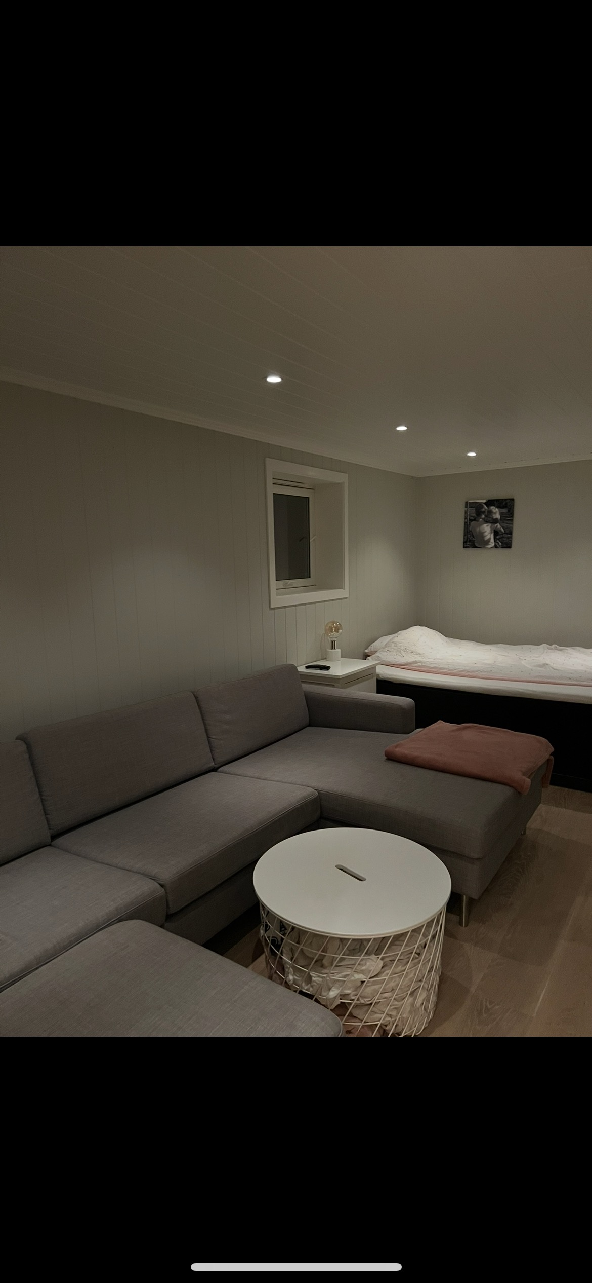 Stort soverom/stue i kjeller (20m2)