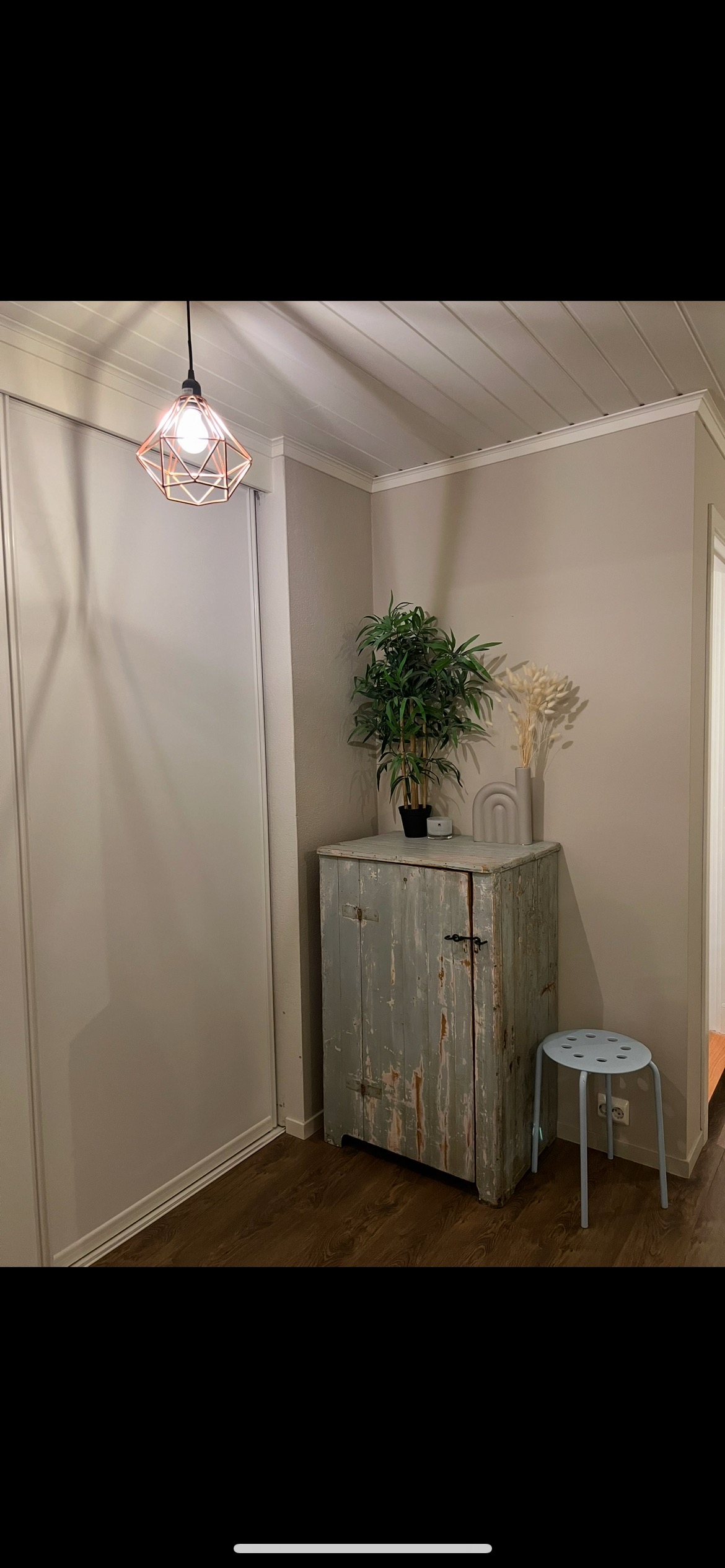 Gang i 2.etg med oppbevaring i skap