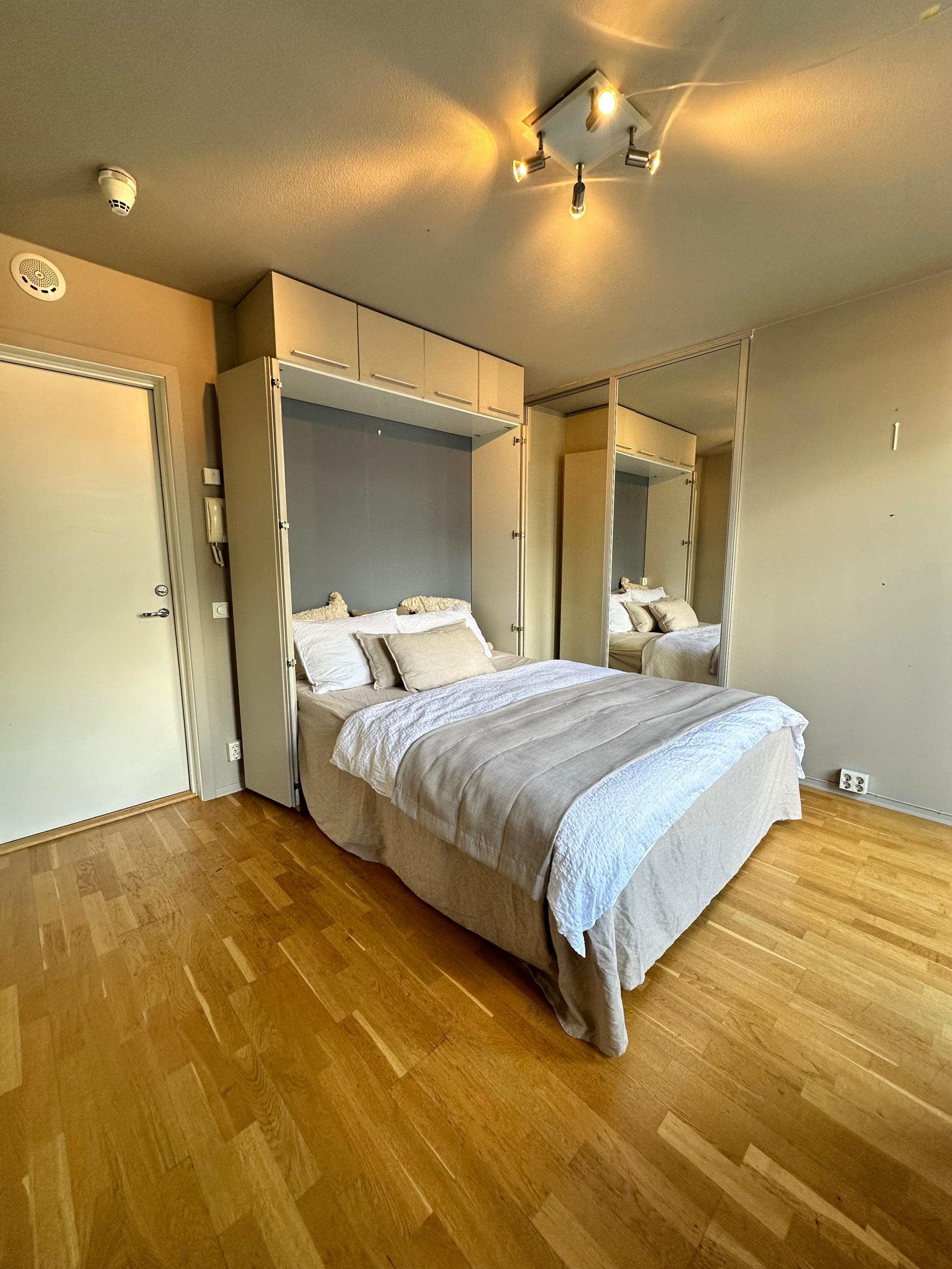 Skapseng utslått. Fortsatt god plass rundt sengen. 