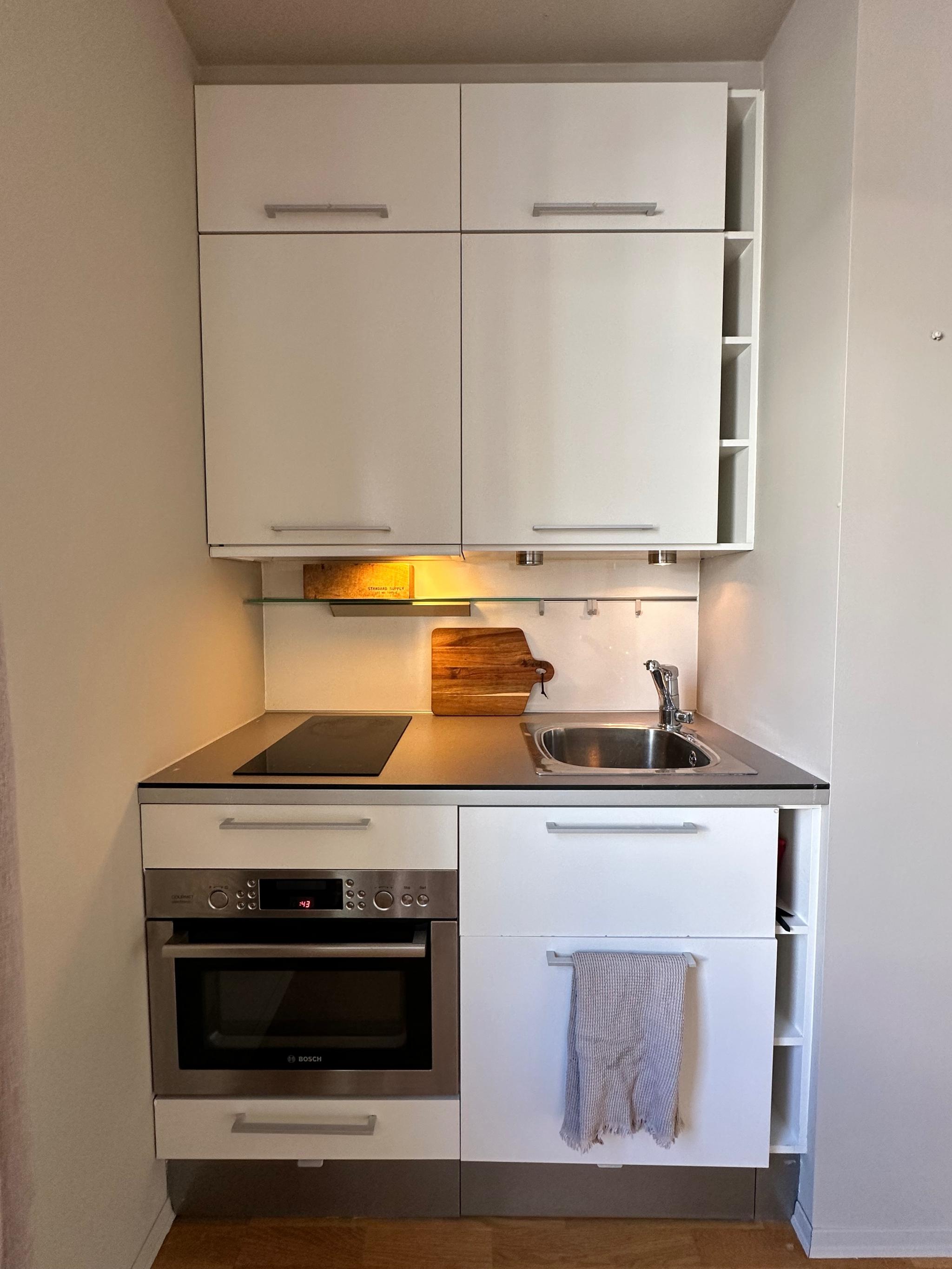 Nærbilde kjøkken. Også oppbevaring i sokkel. 