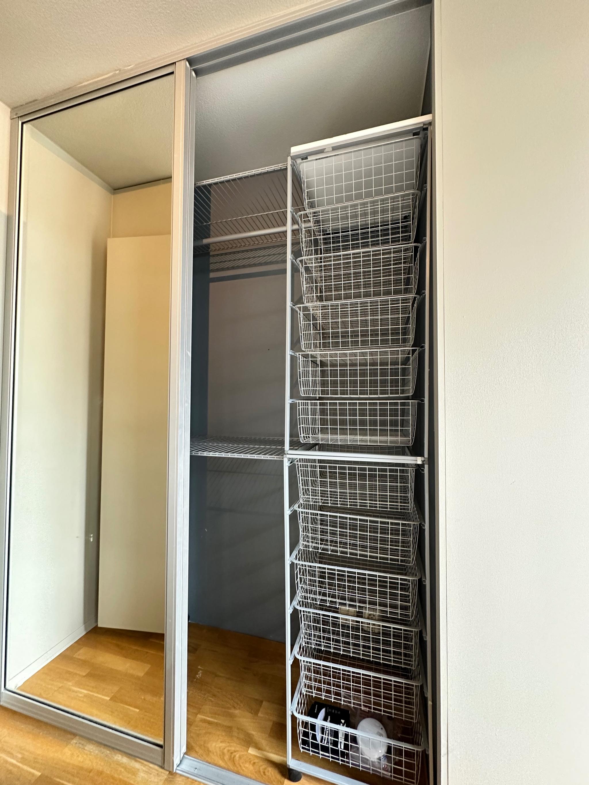 Skyvedørsgarderobe med speil