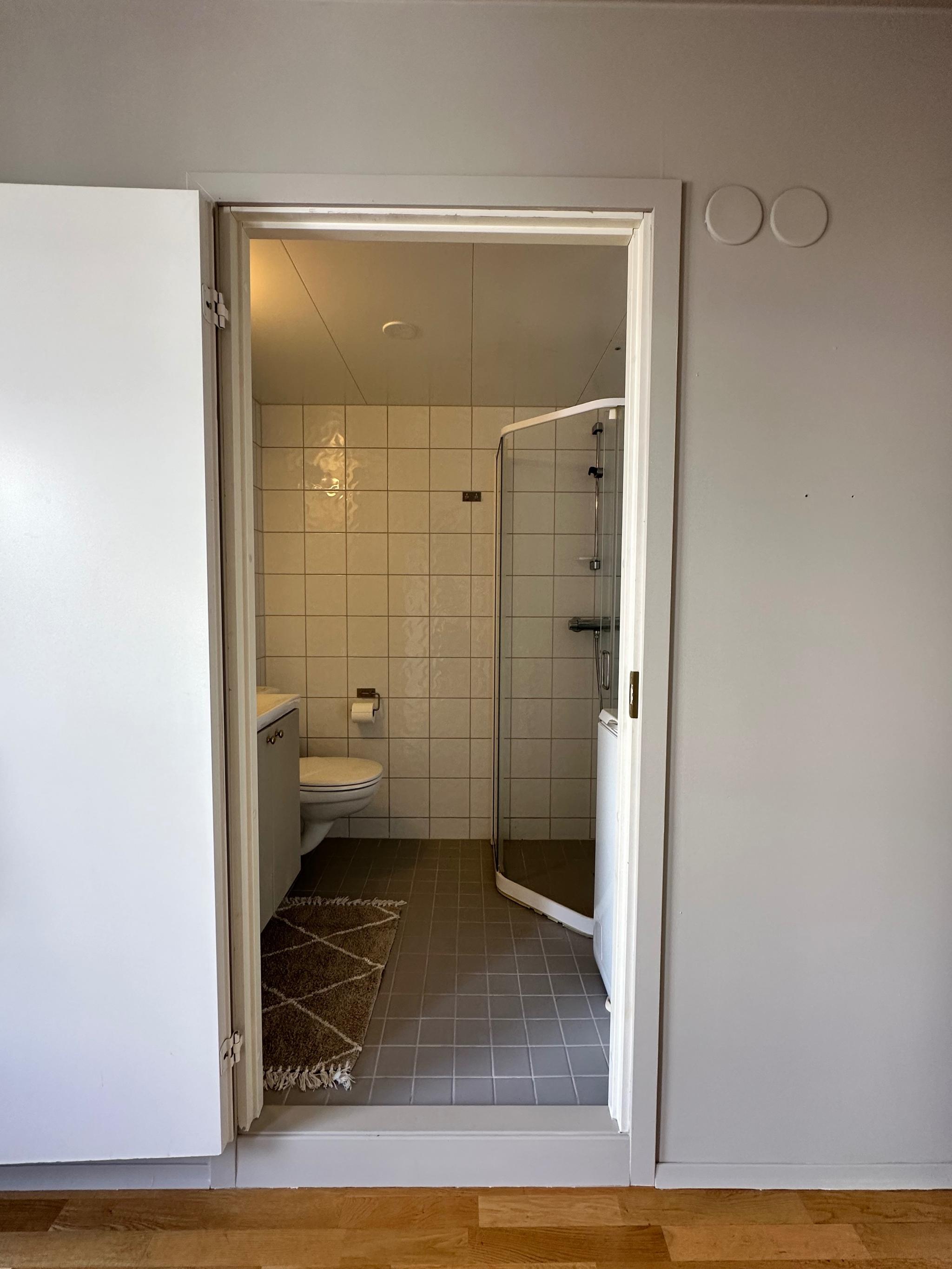 Bad med varmekabel, varmtvann inkludert. Varskemaskin medfølger. 