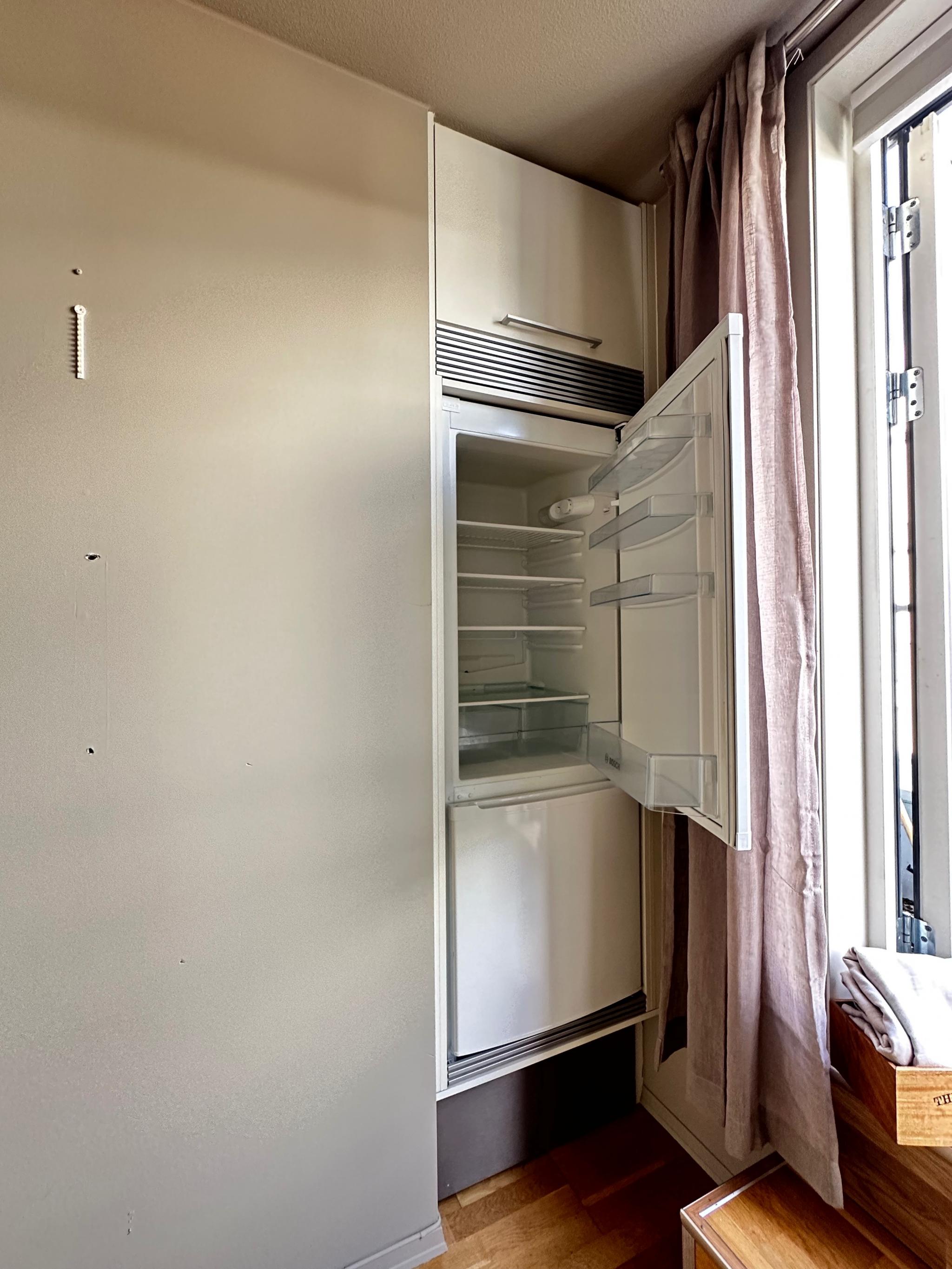 Kjøleskap og fryser med oppbevaring over og under. 