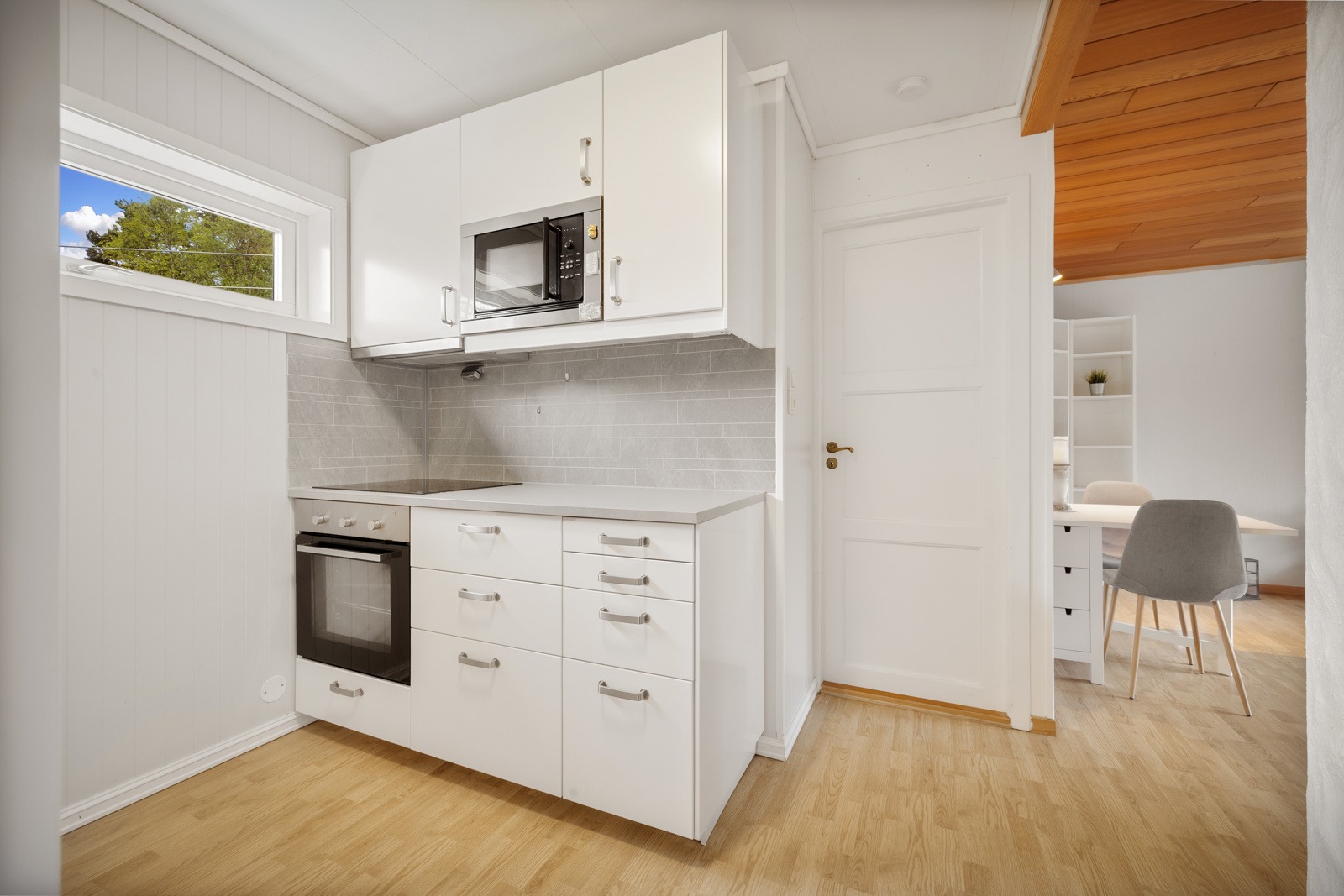 Kjøkken, integrert mikro, kjøleskap og komfyr/platetopp.