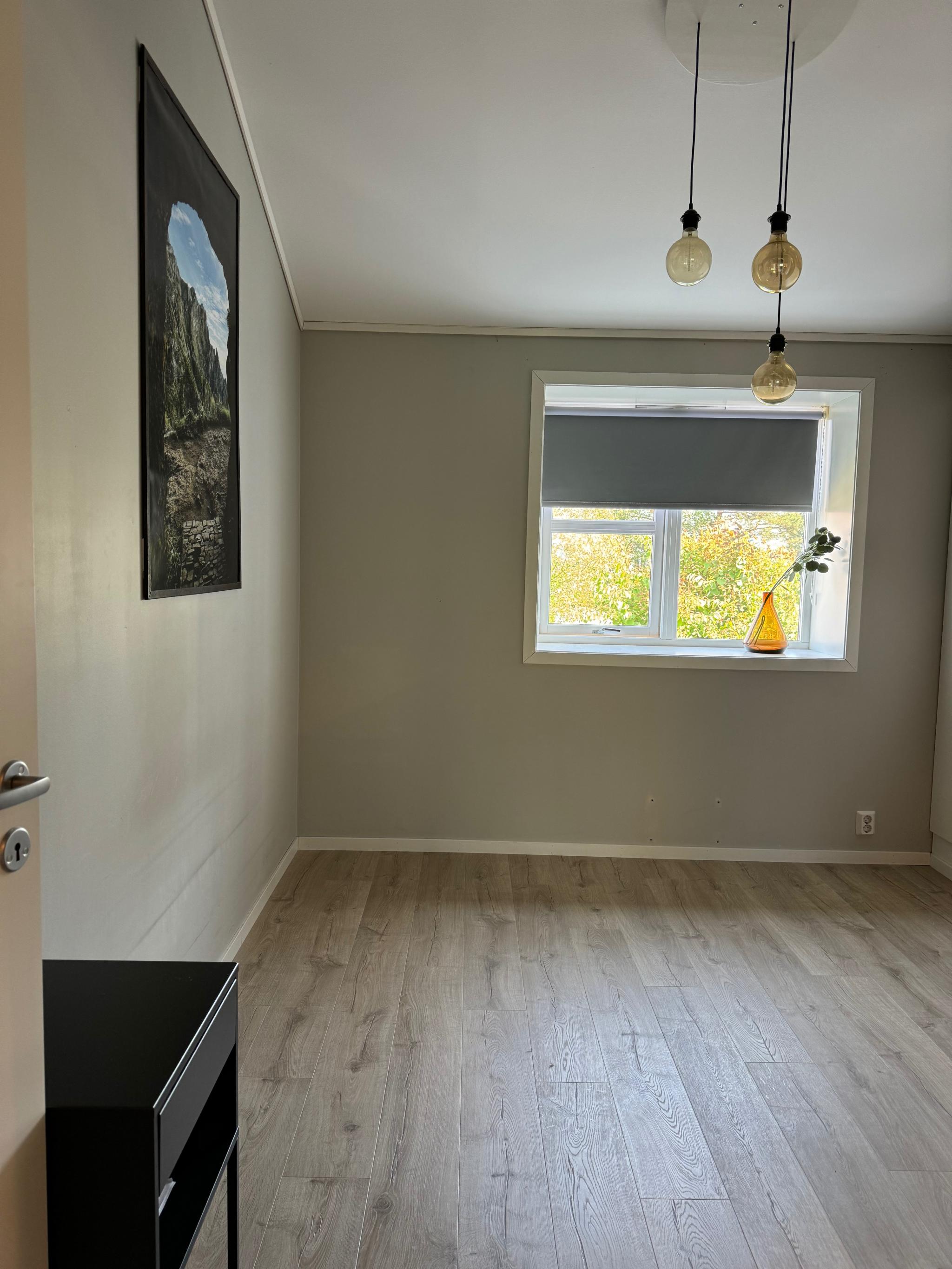 Ved innflytningsdato vil en 180x200cm seng være på plass på soverommet.