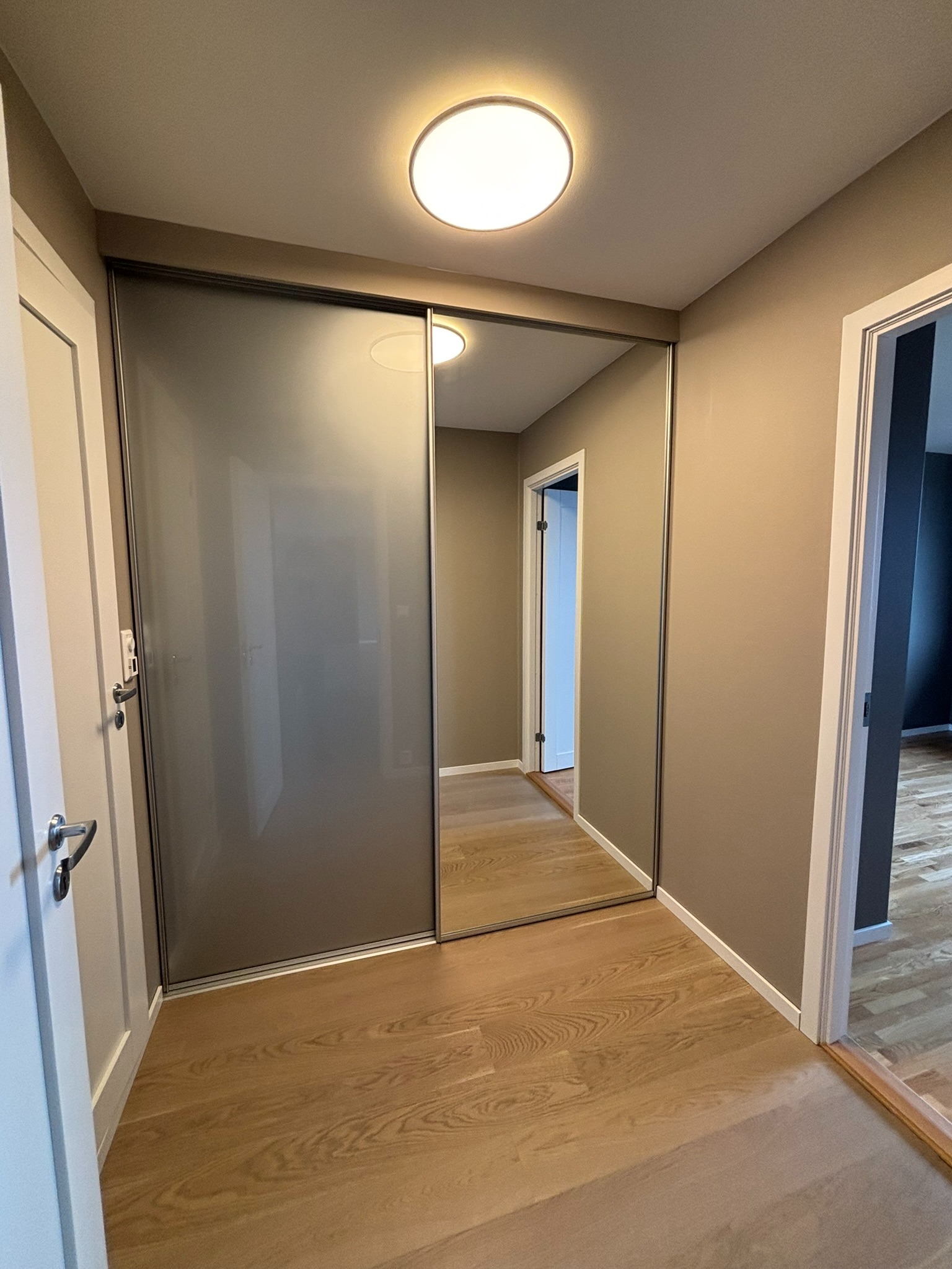 Gang mellom soverom og bad, stor garderobe