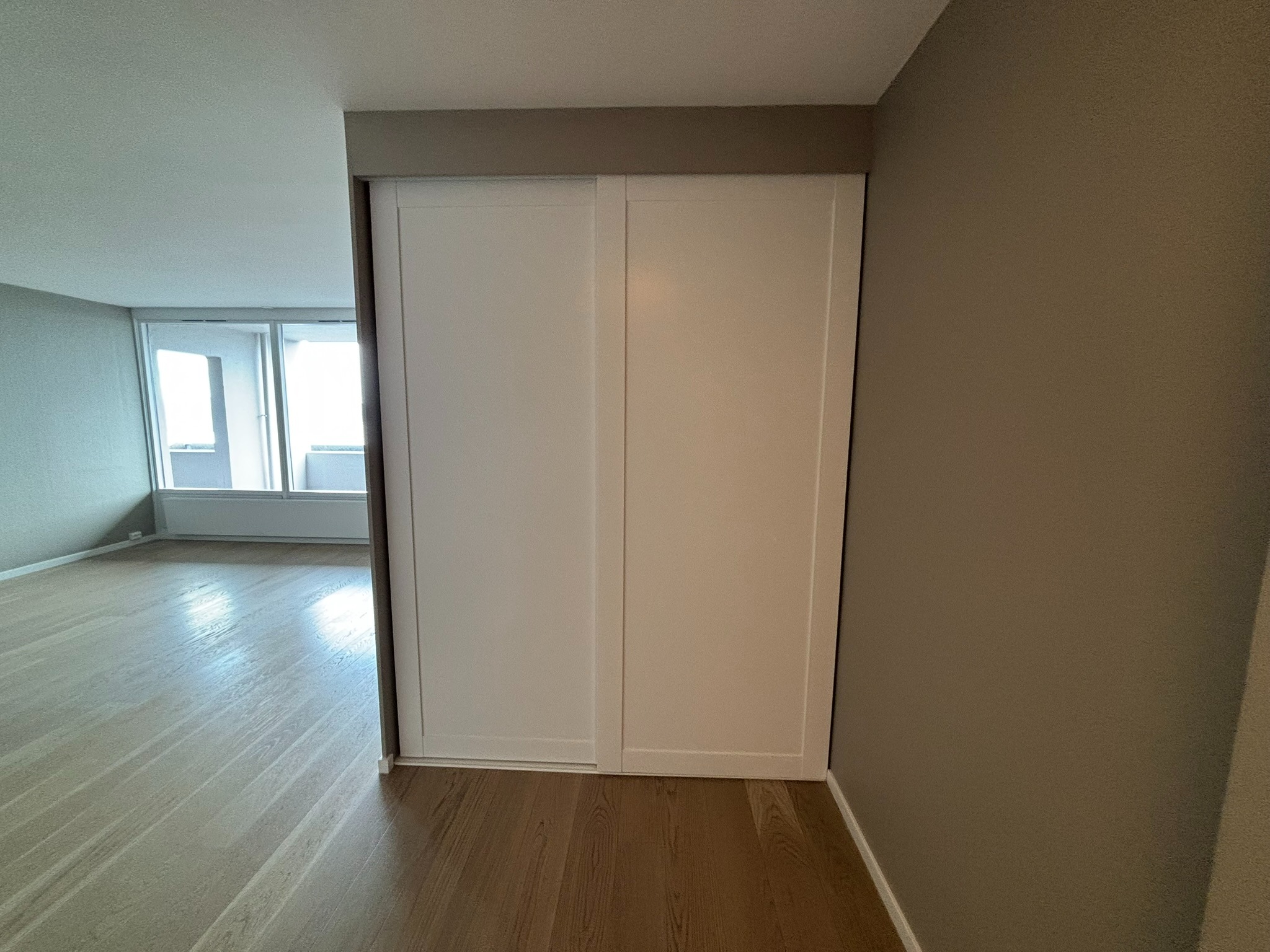 Gang ved inngangsparti med garderobe