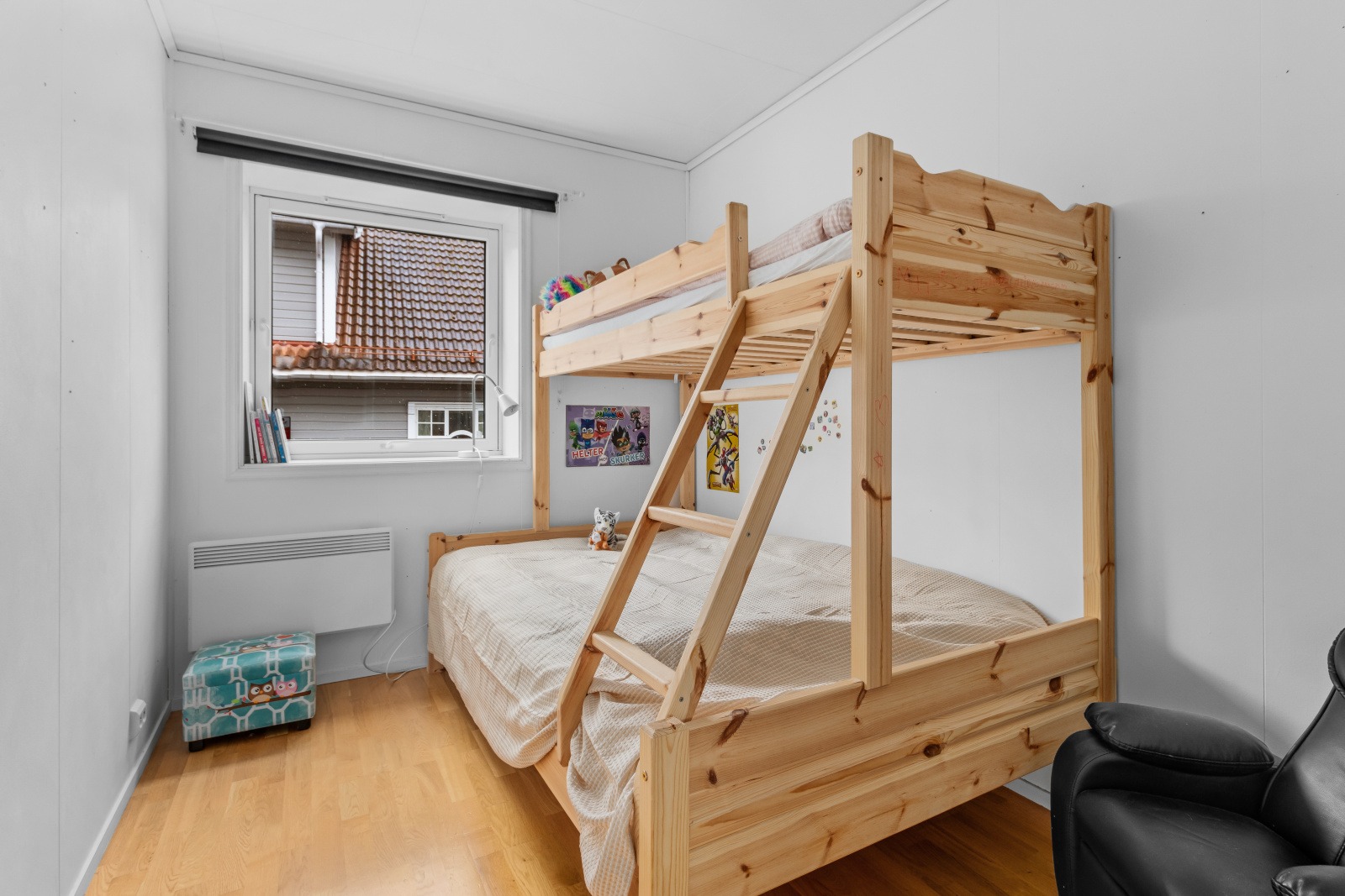 Soverom 6 ( i sokkel).
Familiekøye på bildet skal byttes ut med vanlig seng før overtakelse.