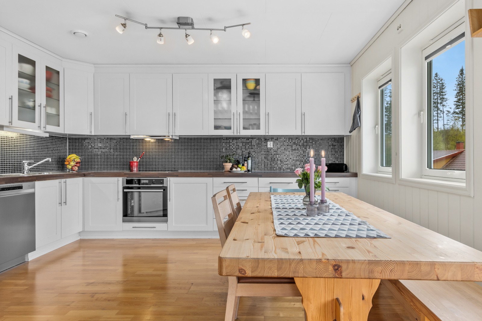 Kjøkken har god skapplass og romslig kjølehjørne for bofelleskap