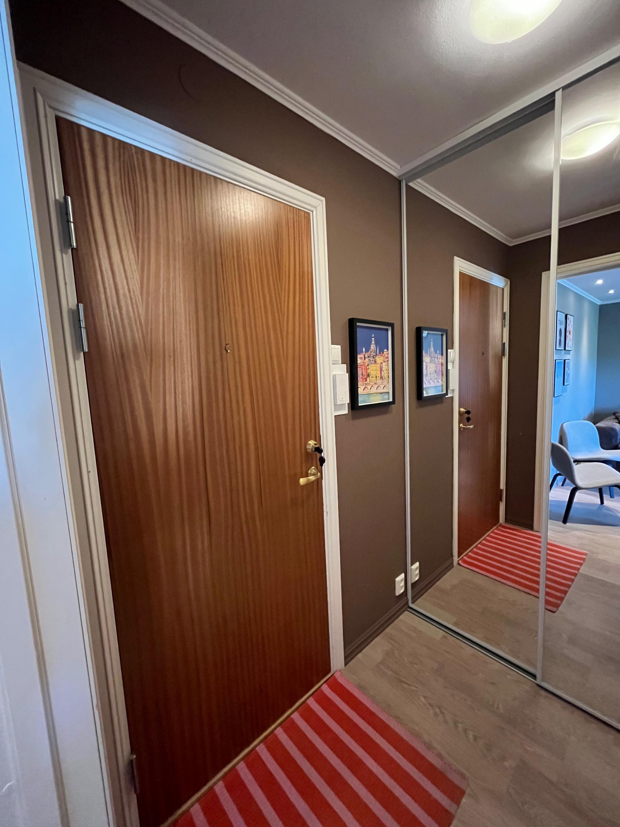 Entré med garderobeskap. 