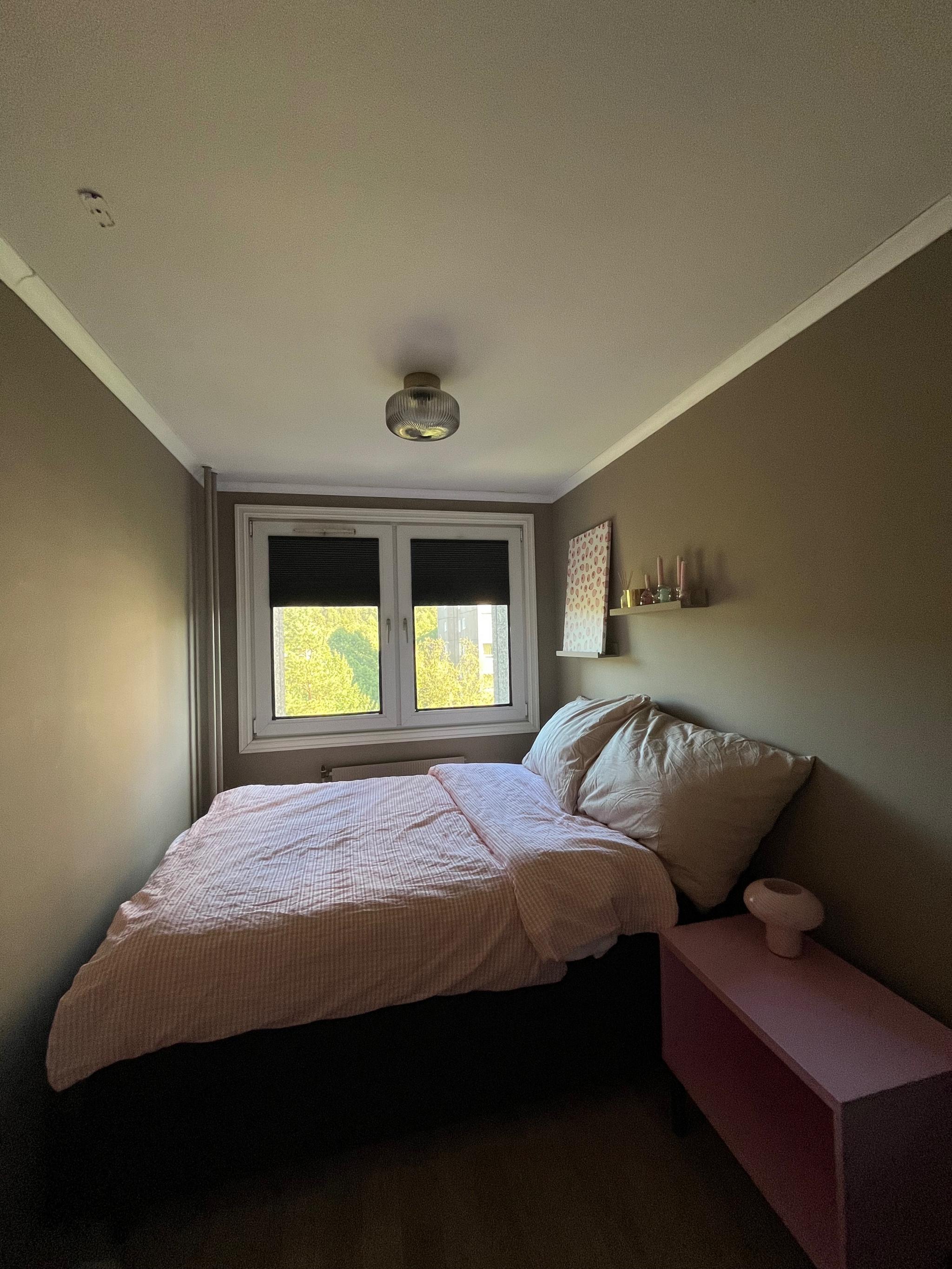 Soverom med 140 seng og lystette plisségardiner. 