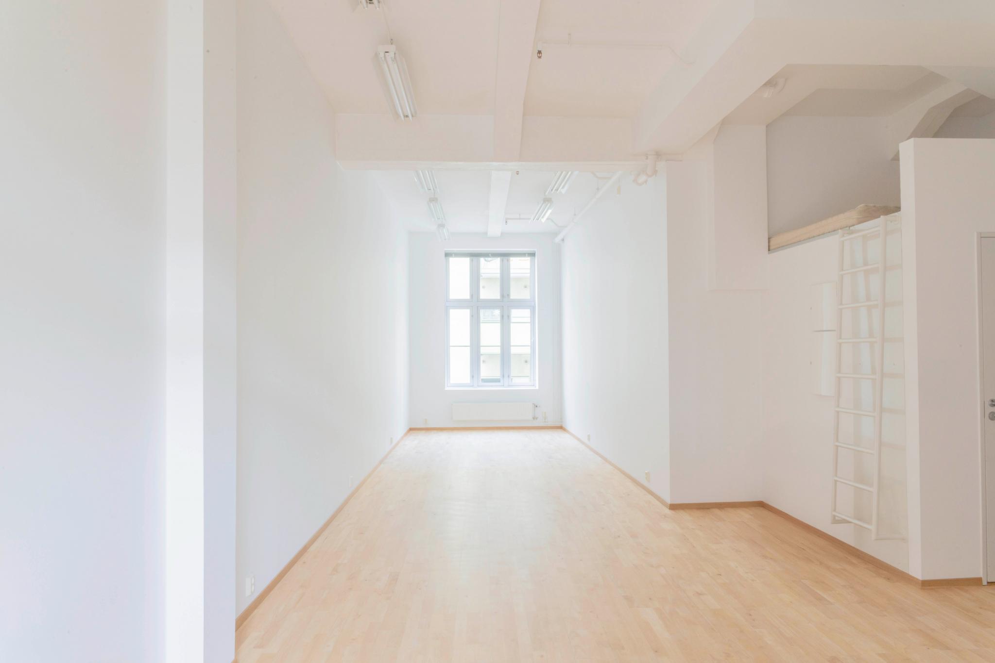 Leiligheten har store vinduer og generøs takhøyde