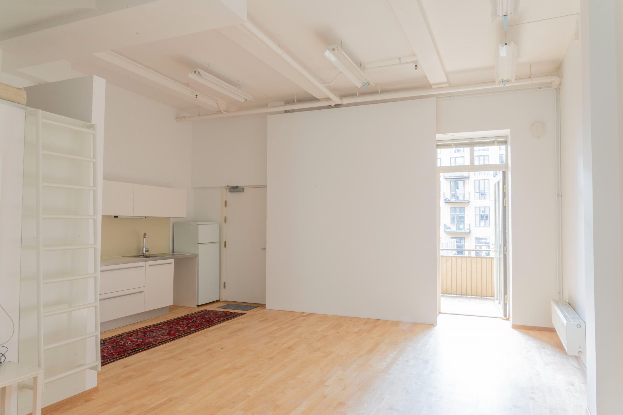 Leiligheten har tidligere blitt brukt som atelier og den store endeveggen egner seg for filmvisning 