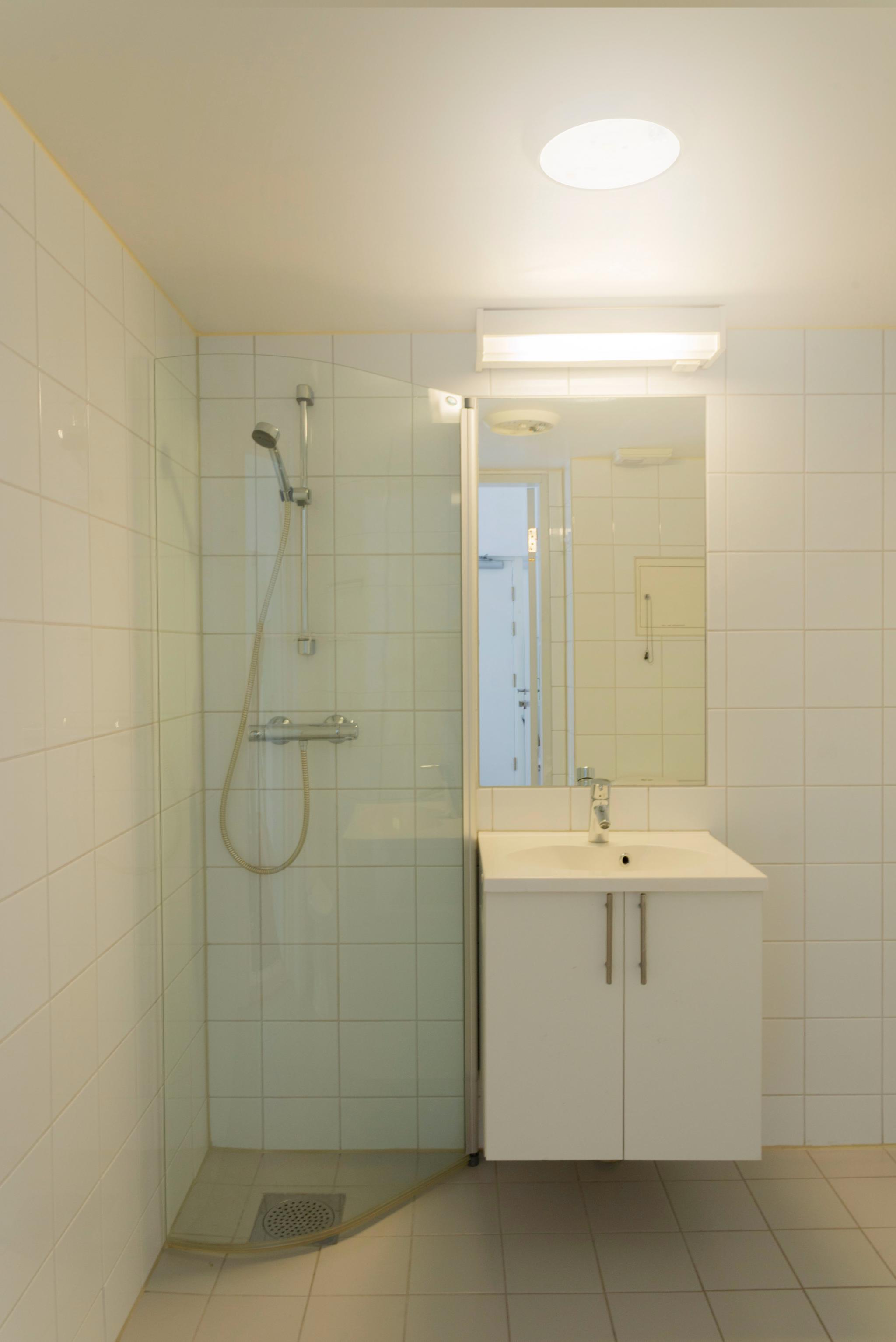 Fullt utstyrt bad med ny vaskemaskin