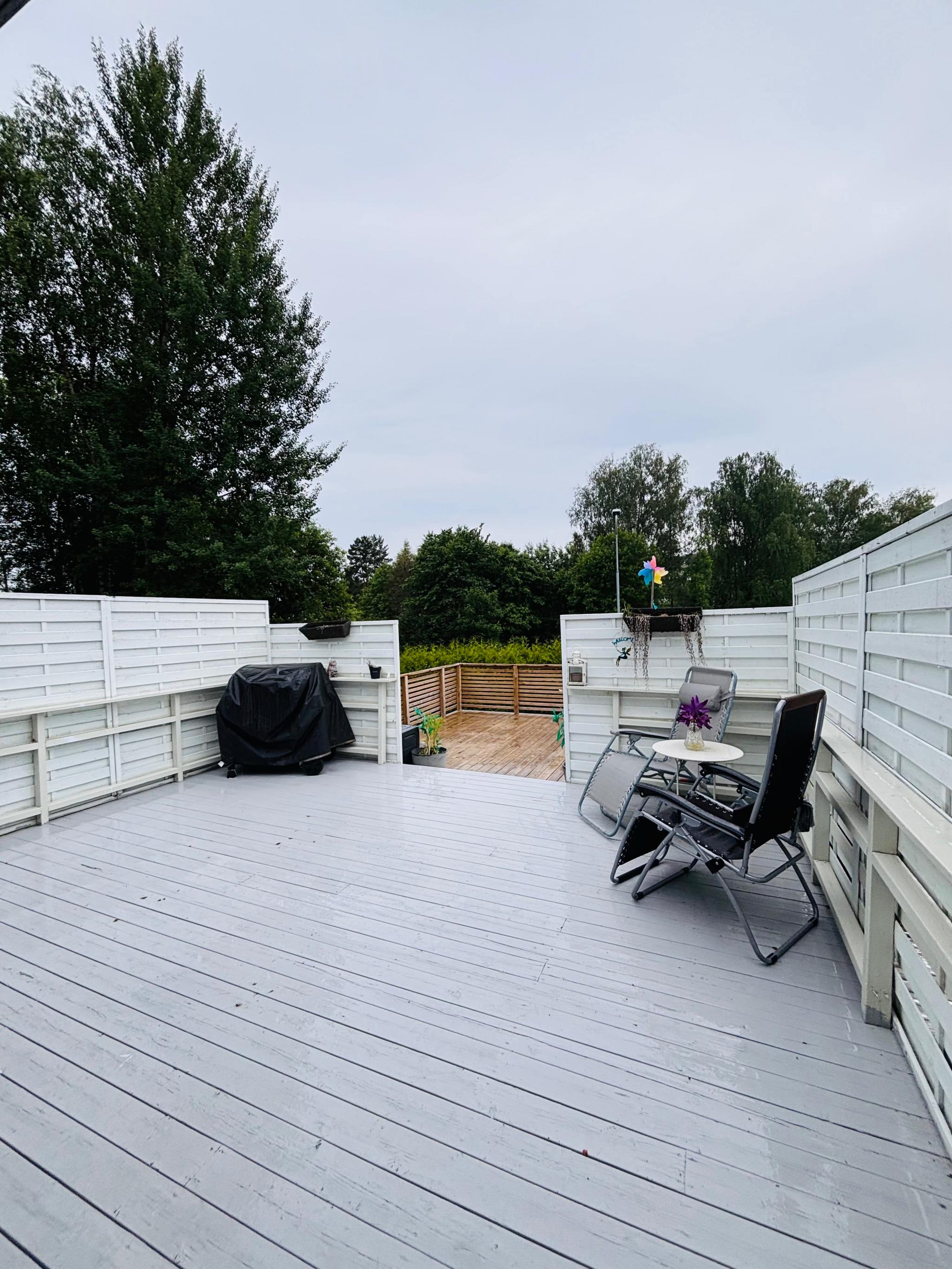 God plass til utemøbler 