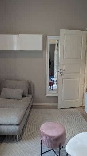 Rom 4. Med loftseng, sofa, stoler, bord mm.