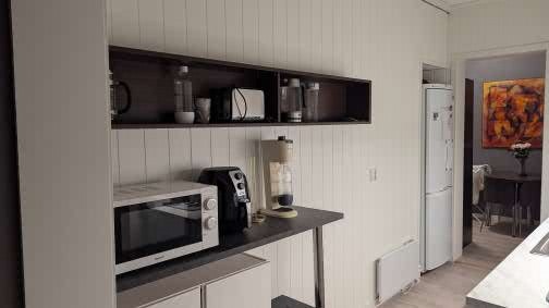 Kjøkken. Godt utstyrt med kjøkkenapparater, AirFryer, kaffemaskiner mm.