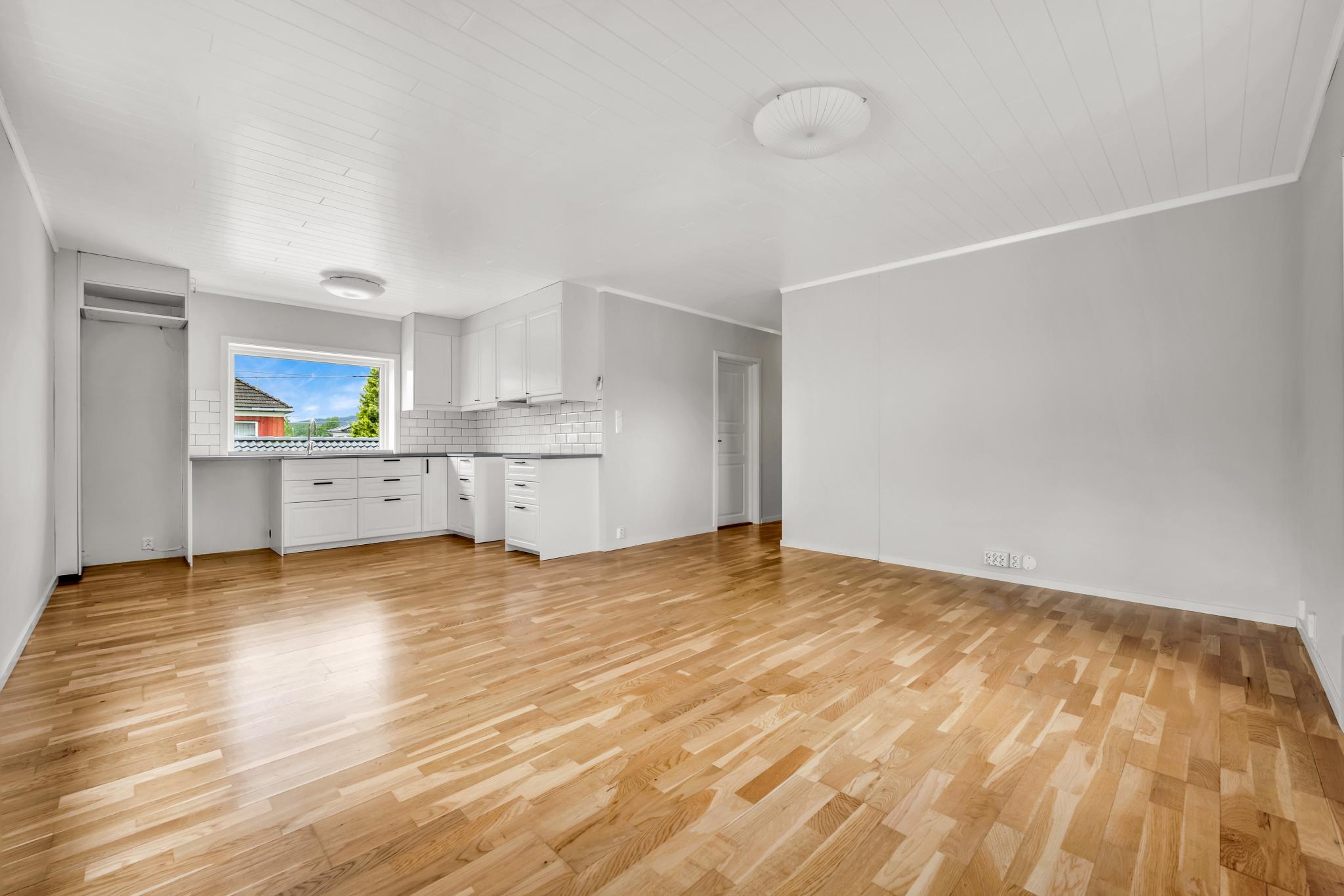 Åpen stue og kjøkken. Hvitevarer installeres før overtakelse