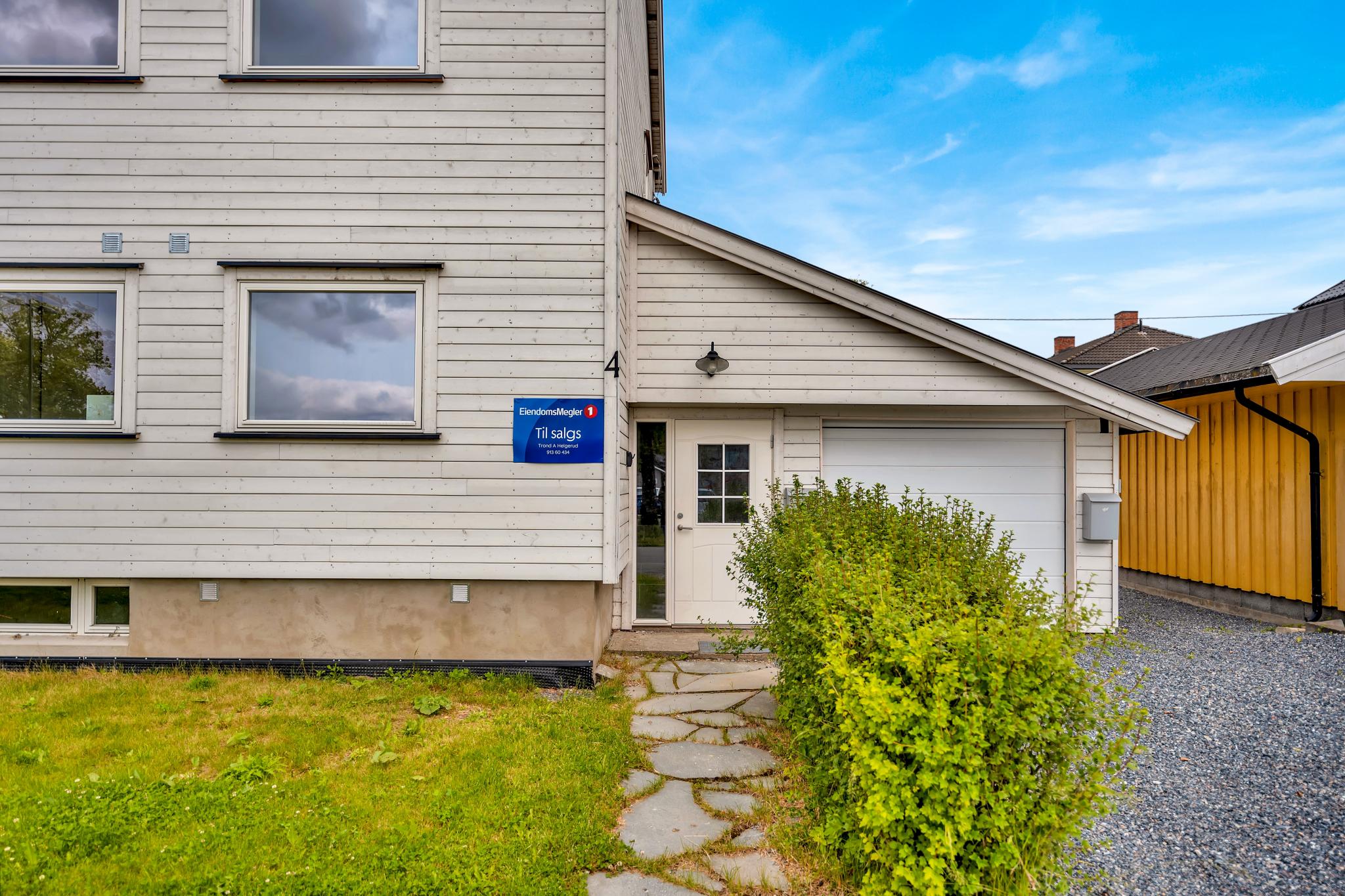 Felles steinbelagt inngangsparti for de to leilighetene. 