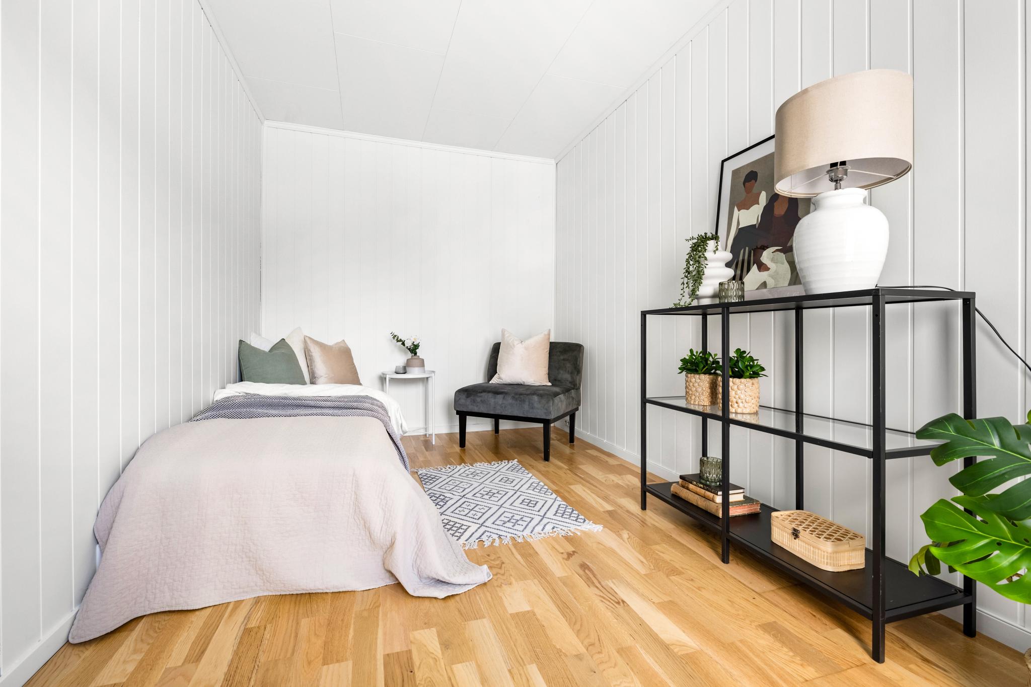 Soverom 3. Med direkte adkomst til markterrassen og hagen