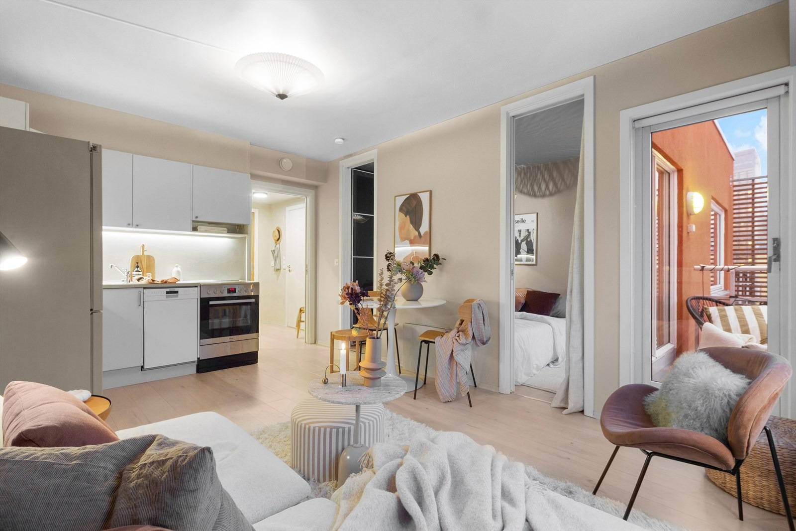 Effektiv planløsning. Praktisk åpen stue og kjøkkenløsning. 