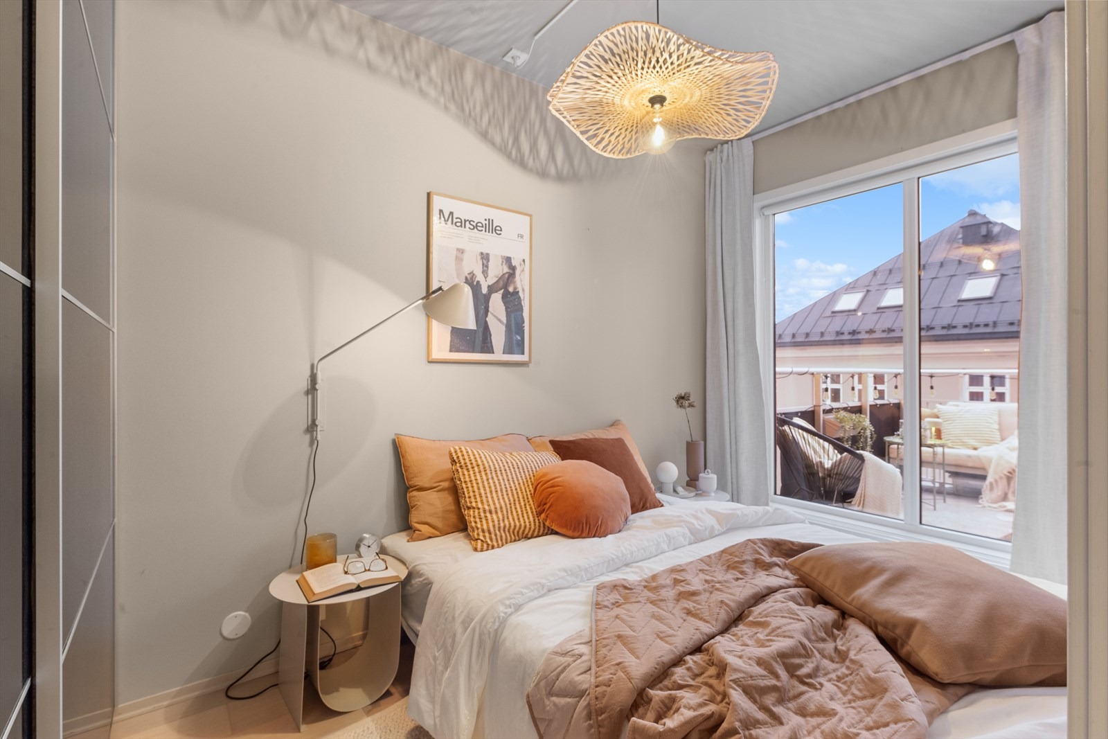 Soverommet har plass til dobbeltseng og nattbord. 