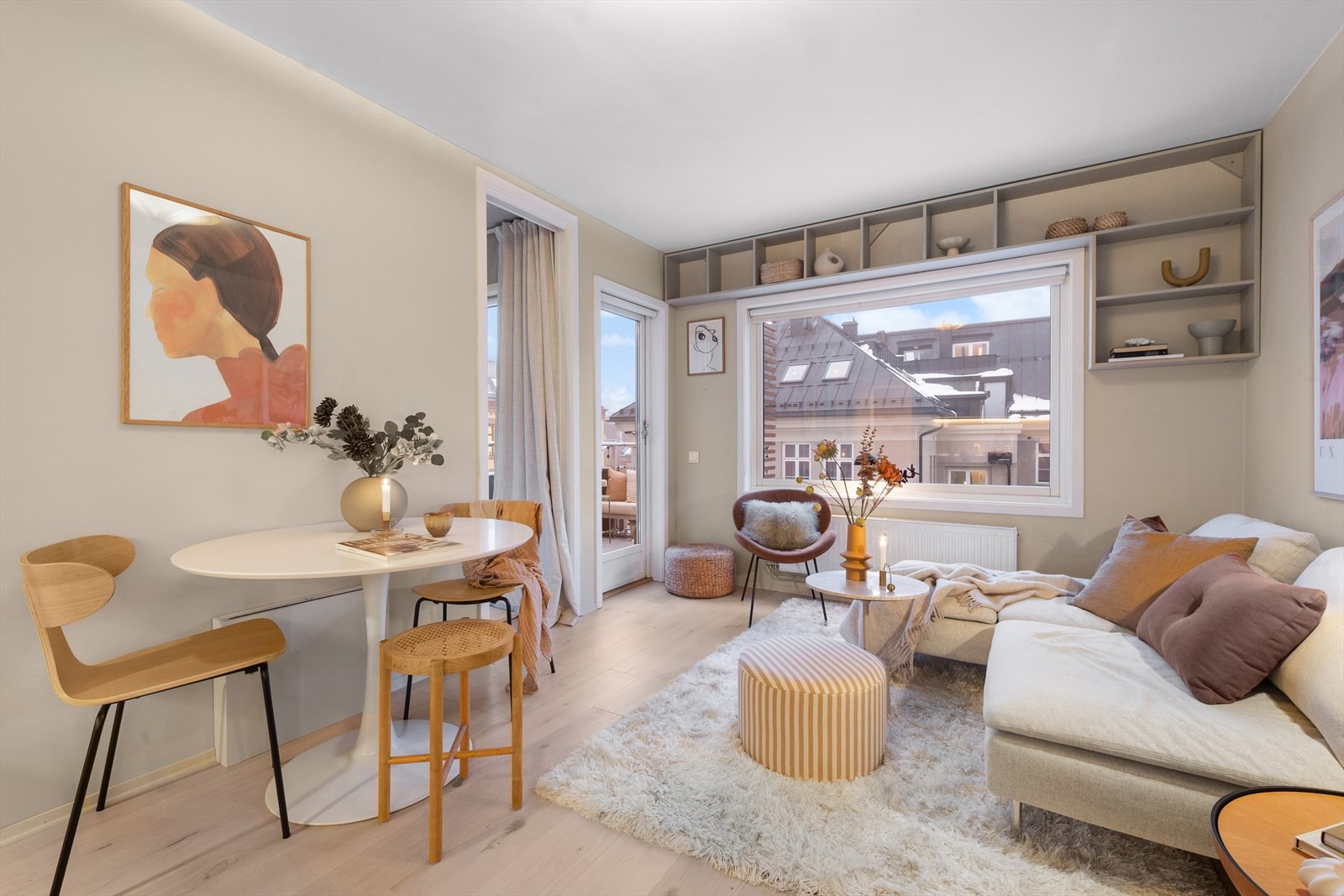 Leiligheten har en lys og luftig atmosfære med store vindusflater og mye naturlig lys. 