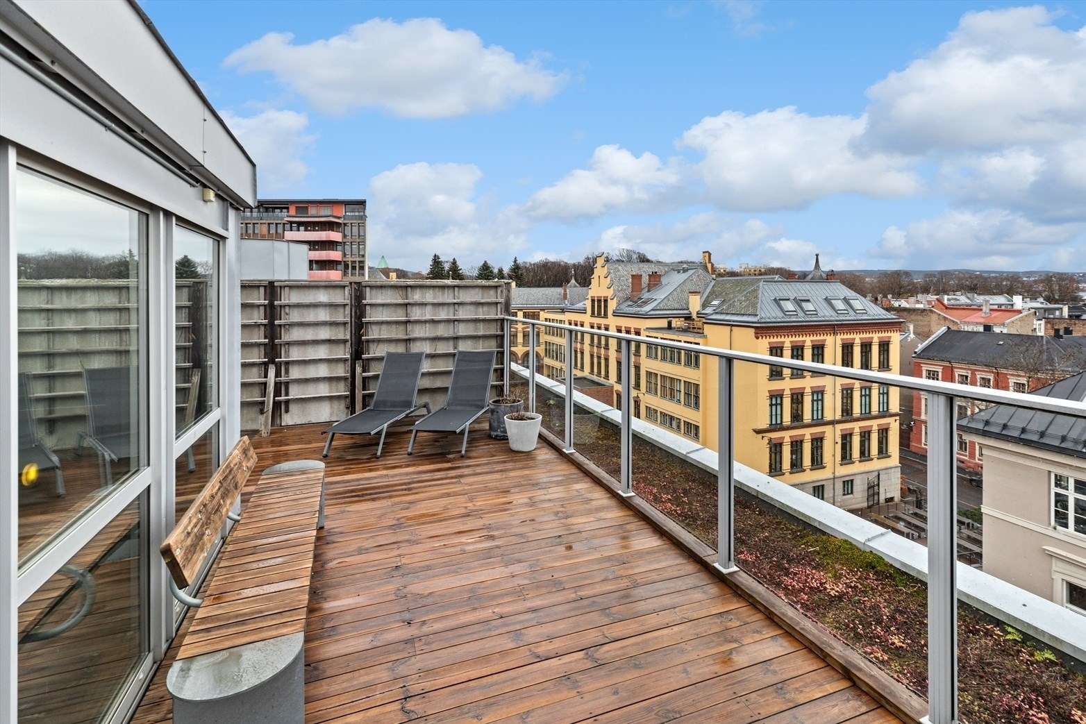 Felles solrik tak terrasse med utsyn over byens tak. 