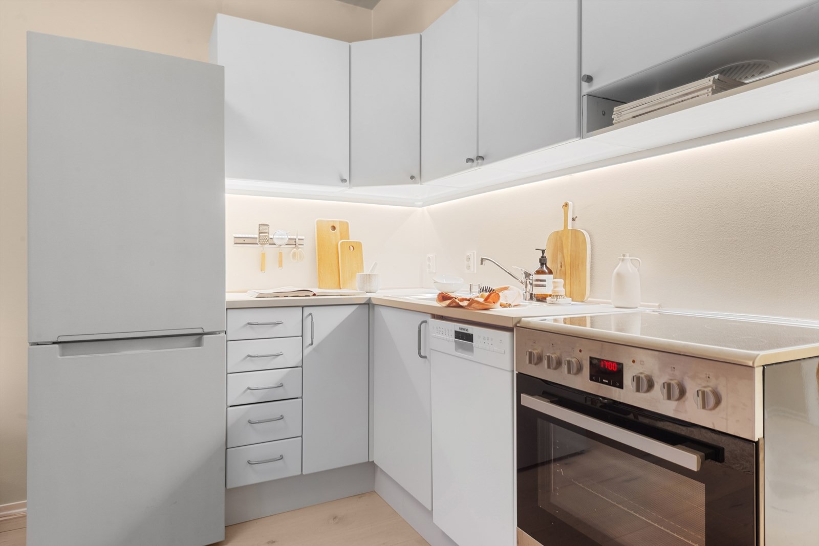 Godt med skapplass på kjøkkenet. 